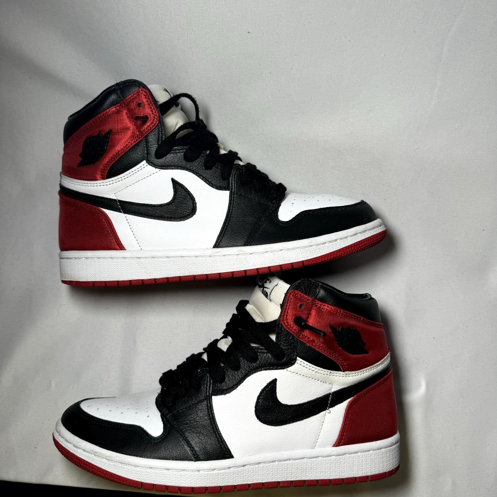 Jordan Brand × Nike Size 9 - Wmns Nike Air Jordan 1 Retro High Satin BlackToe Size US 9 / IT 39 - 3 Thumbnail