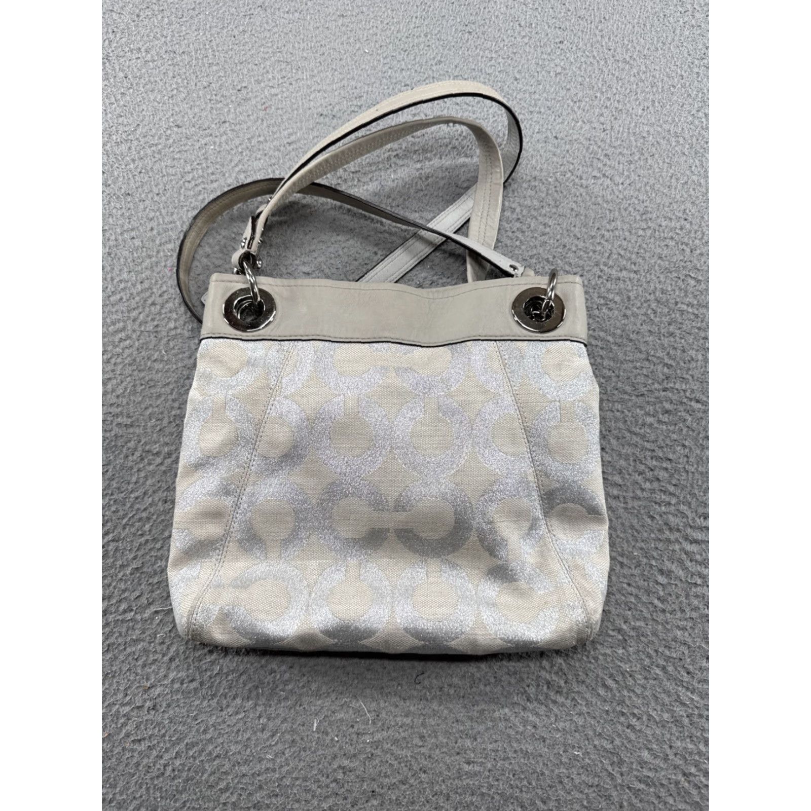 Coach Coach Ashley Signature Op Art Hippie Purse Silver Cream Shoulder Handbag 21021E Size ONE SIZE - 4 Thumbnail