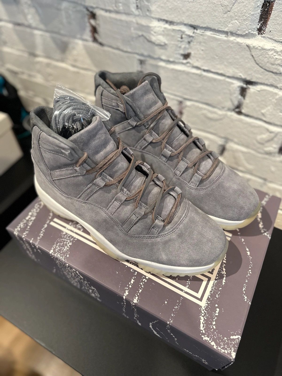 Jordan Brand Jordan 11 Retro Pinnacle Grey Suede DS OG Size 12 Size US 12 / EU 45 - 2 Thumbnail