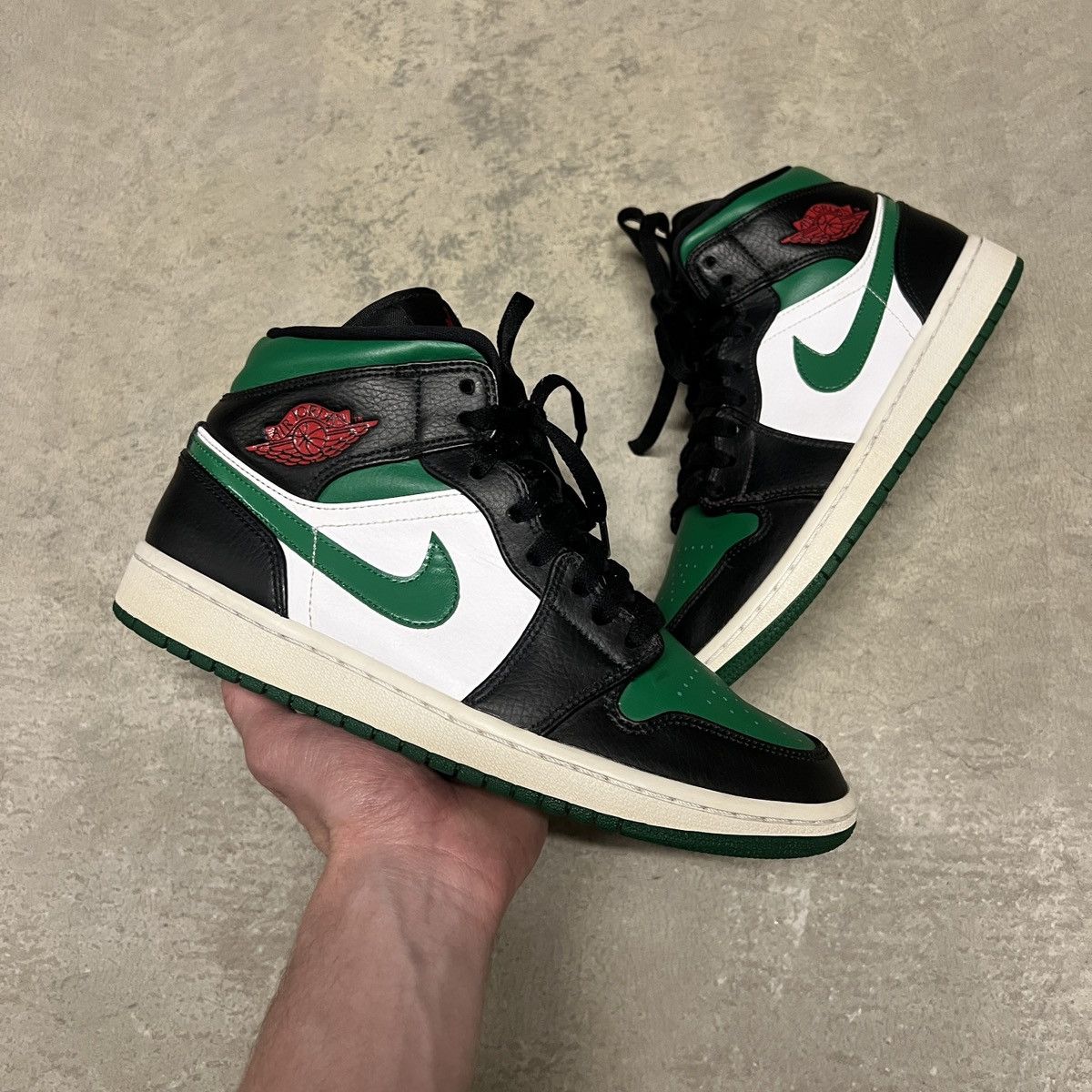 Nike Nike Air Jordan 1 Mid Size US 8 / EU 41 - 1 Thumbnail