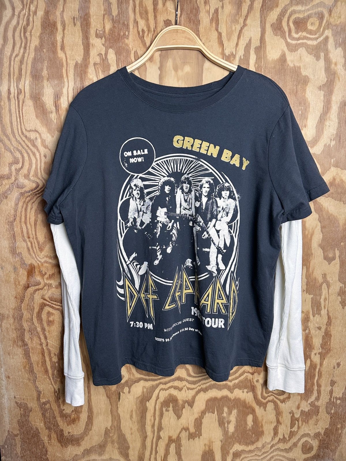 Band Tees Womans Def Leppard graphic tee with double sleeve design Size XXL / US 16-18 / IT 52-54 - 1 Thumbnail