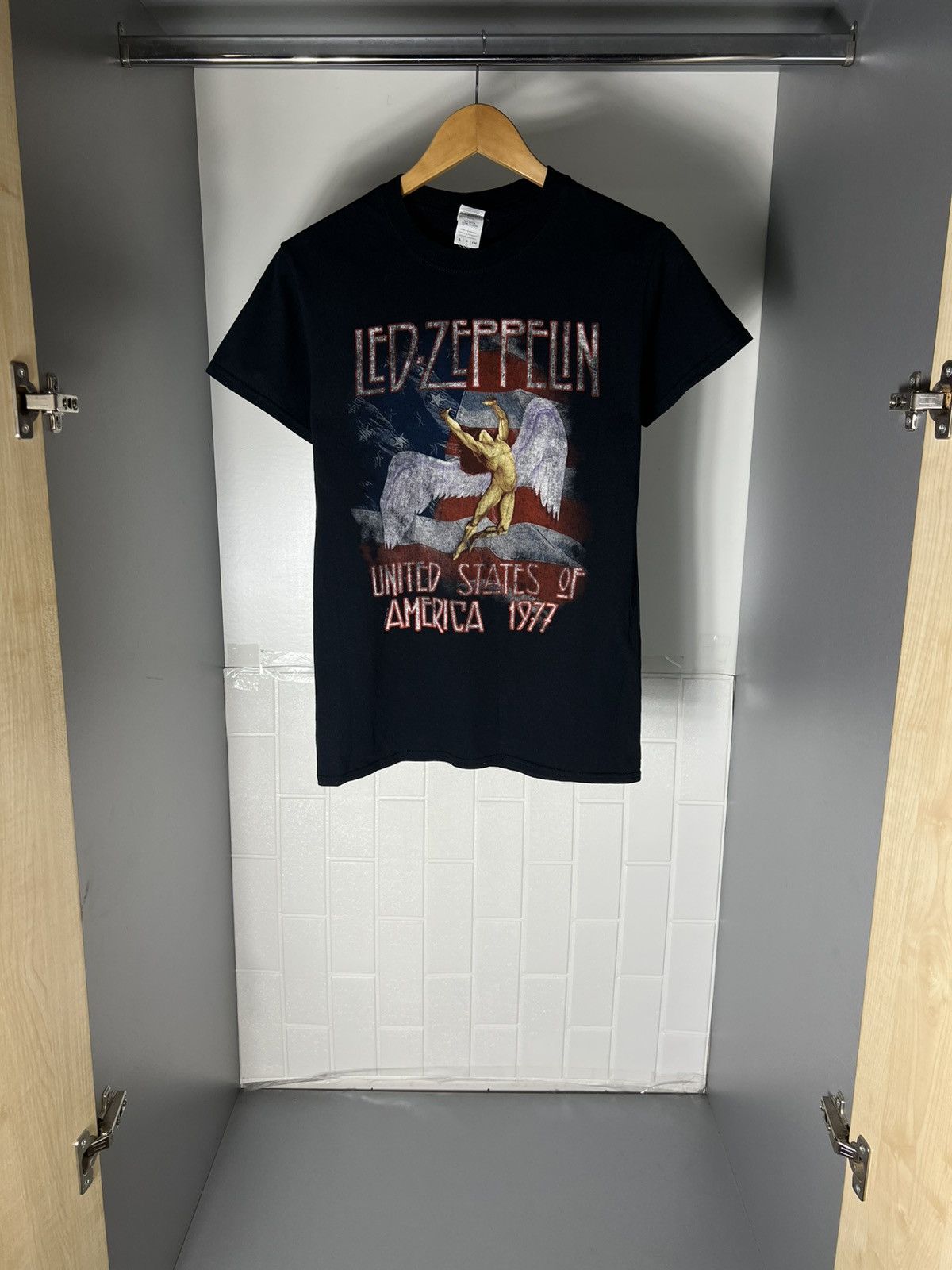 Band Tees VINTAGE LED ZEPPELIN WORLD TOUR ROCK T-SHIRT METAL Y2K 90s Size US S / EU 44-46 / 1 - 3 Thumbnail
