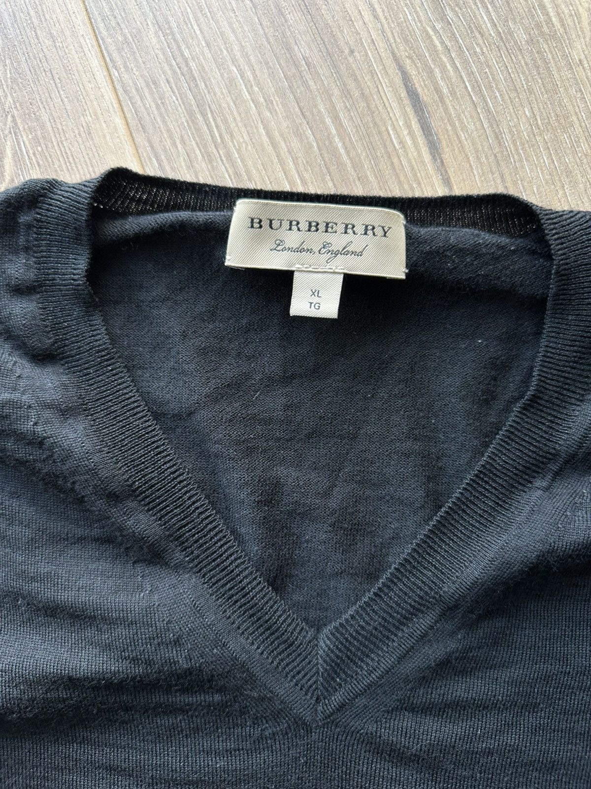 Burberry Burberry merino wool V-neck sweater Size US XL / EU 56 / 4 - 3 Thumbnail