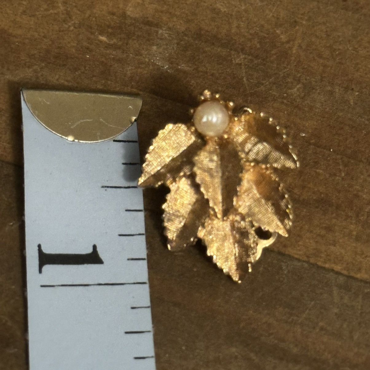 Vintage Vintage textured golden leaves clip on earrings with pearl Size ONE SIZE - 2 Thumbnail