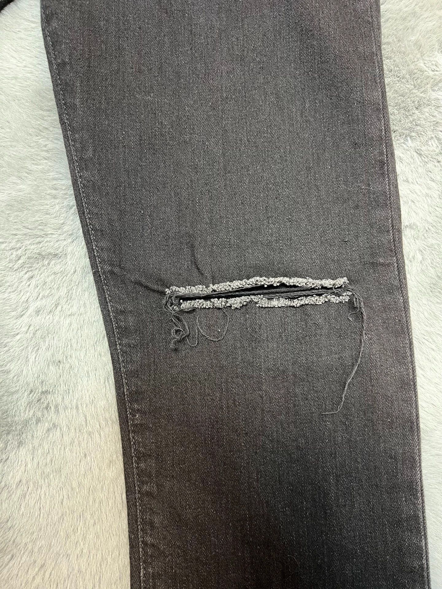 Saint Laurent Paris Authentic Saint Laurent black basic jeans with knee cuts Size US 32 / EU 48 - 3 Thumbnail