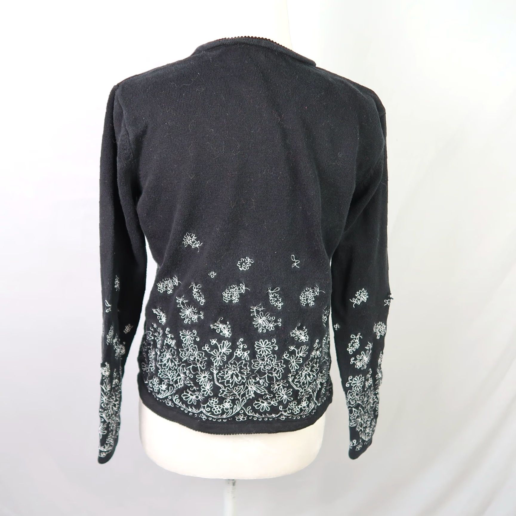 Talbots VINTAGE Talbots Black Knit White Floral Embroidered Cardigan Sweater S Mens? No gender specified. Size S / US 4 / IT 40 - 5 Thumbnail