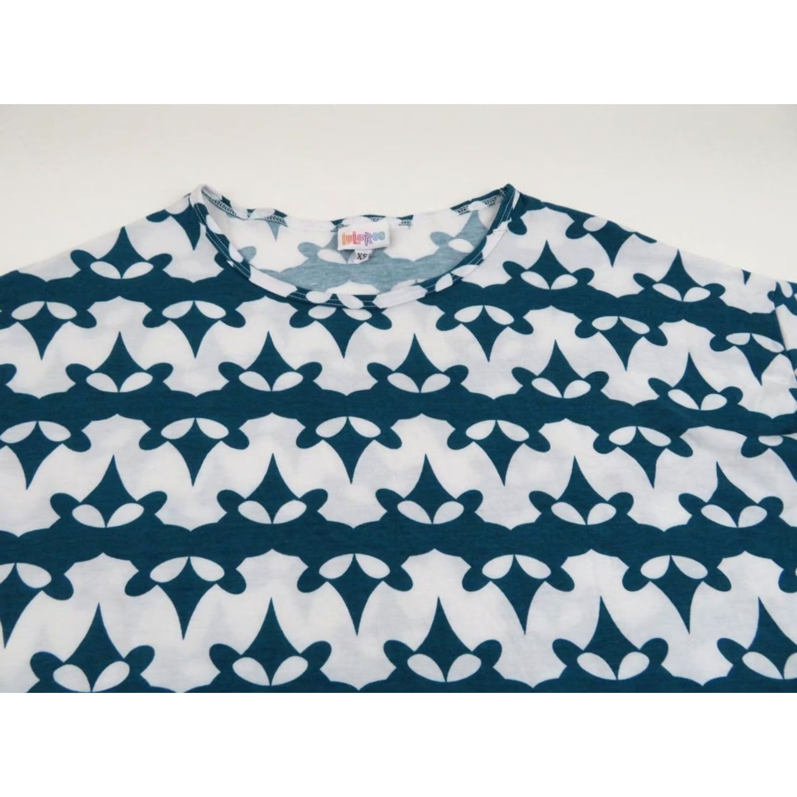 Vintage LuLaRoe Irma Shirt XS Green White Geometric Tunic Geometric Pattern Vintage EUC Womens Size XS / US 0-2 / IT 36-38 - 2 Thumbnail