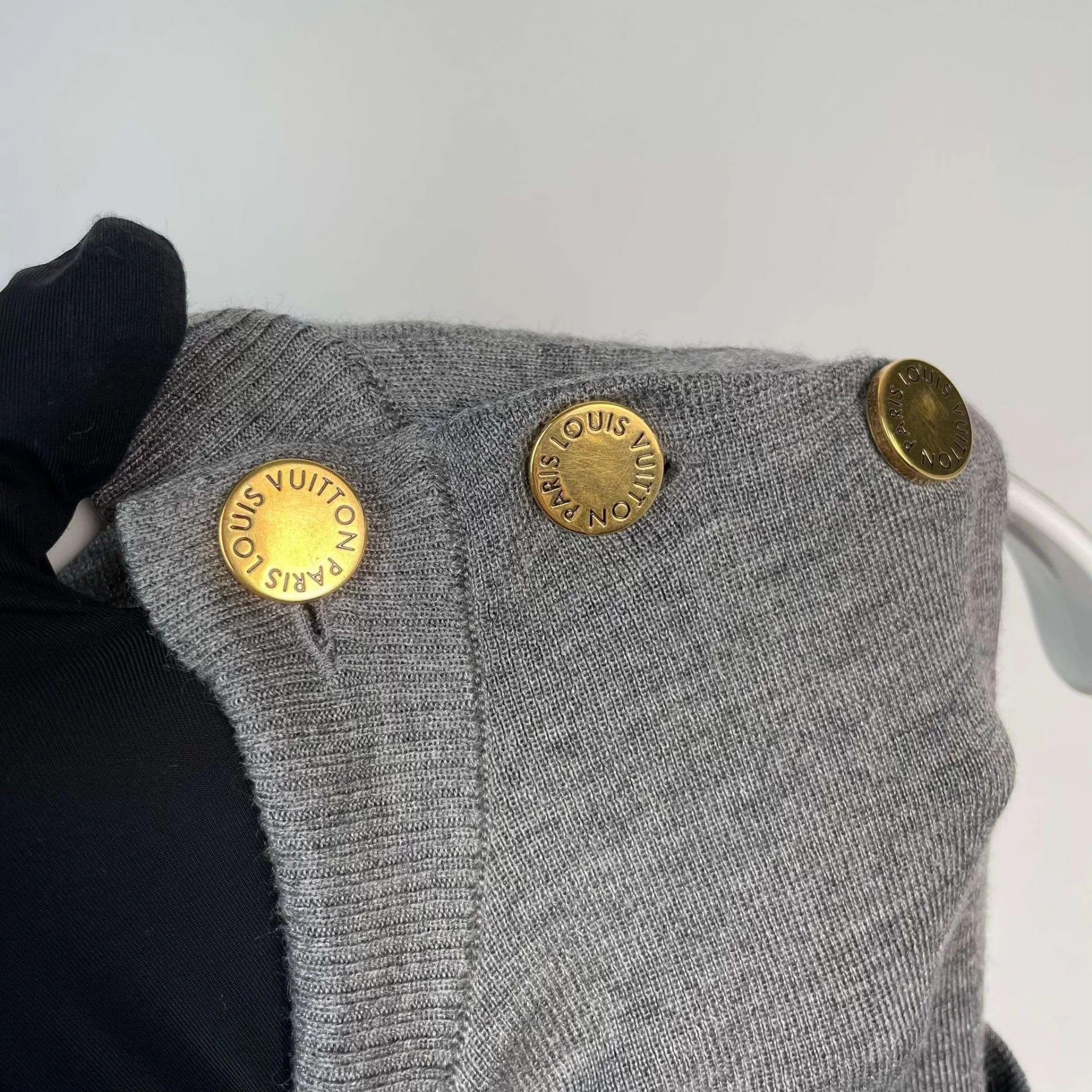 Louis Vuitton LV Cashmere Sweater M Gray Size M / US 6-8 / IT 42-44 - 4 Thumbnail