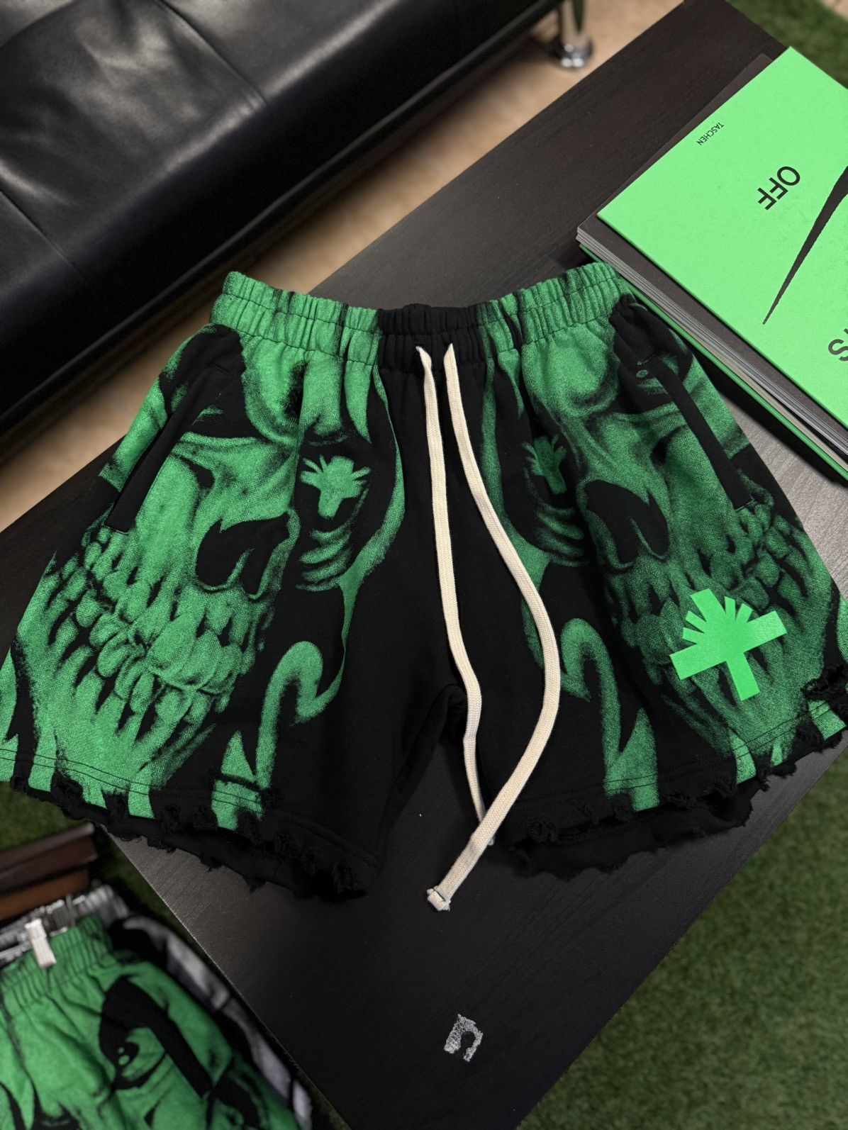 Vertabrae Vertabrae Skeleton Shorts Green Black Size M (NEW) Size US 28 / EU 44 - 1 Thumbnail