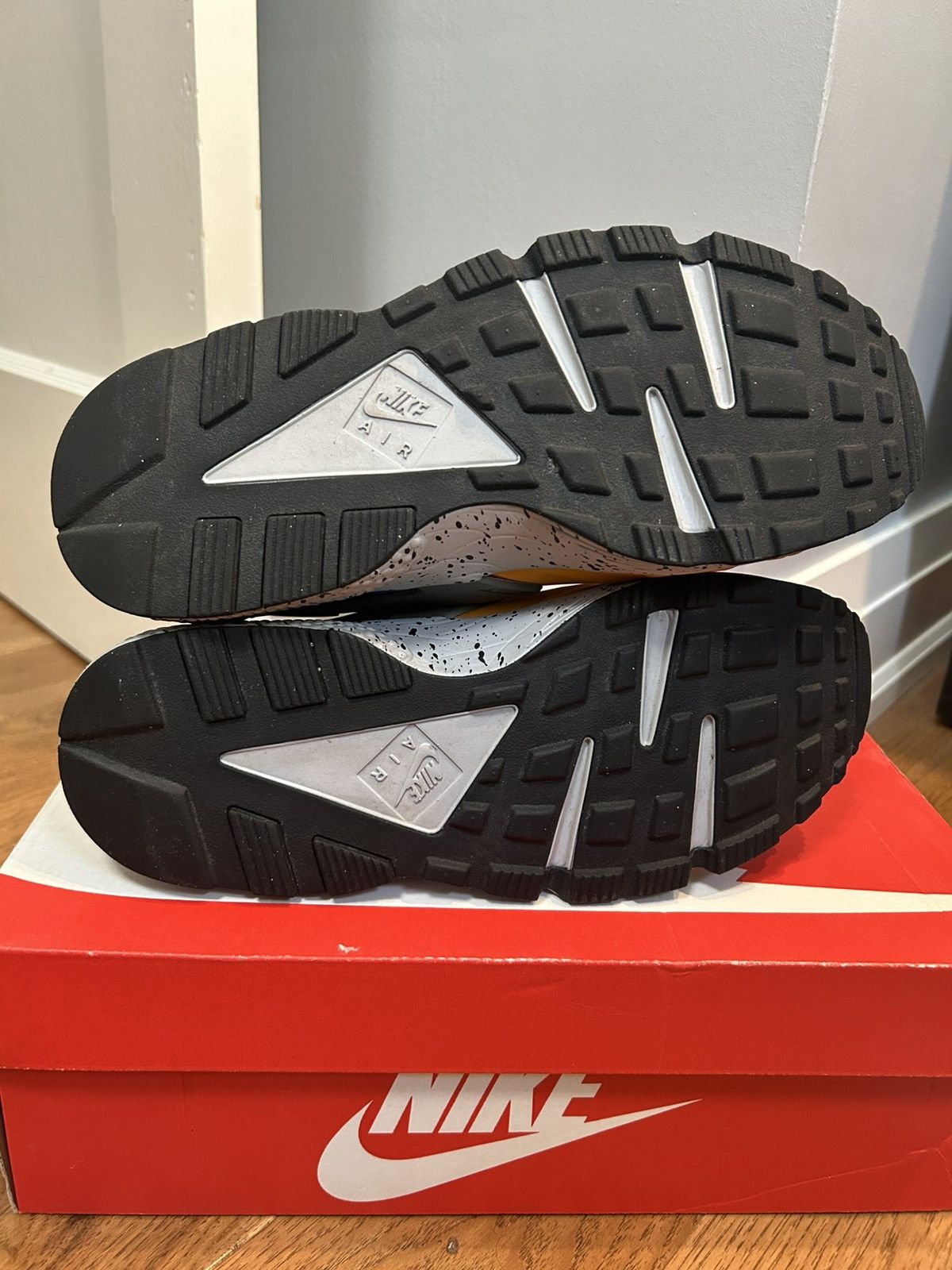 Nike Nike Huarache Gold Leaf (RARE) Size US 9 / EU 42 - 5 Thumbnail