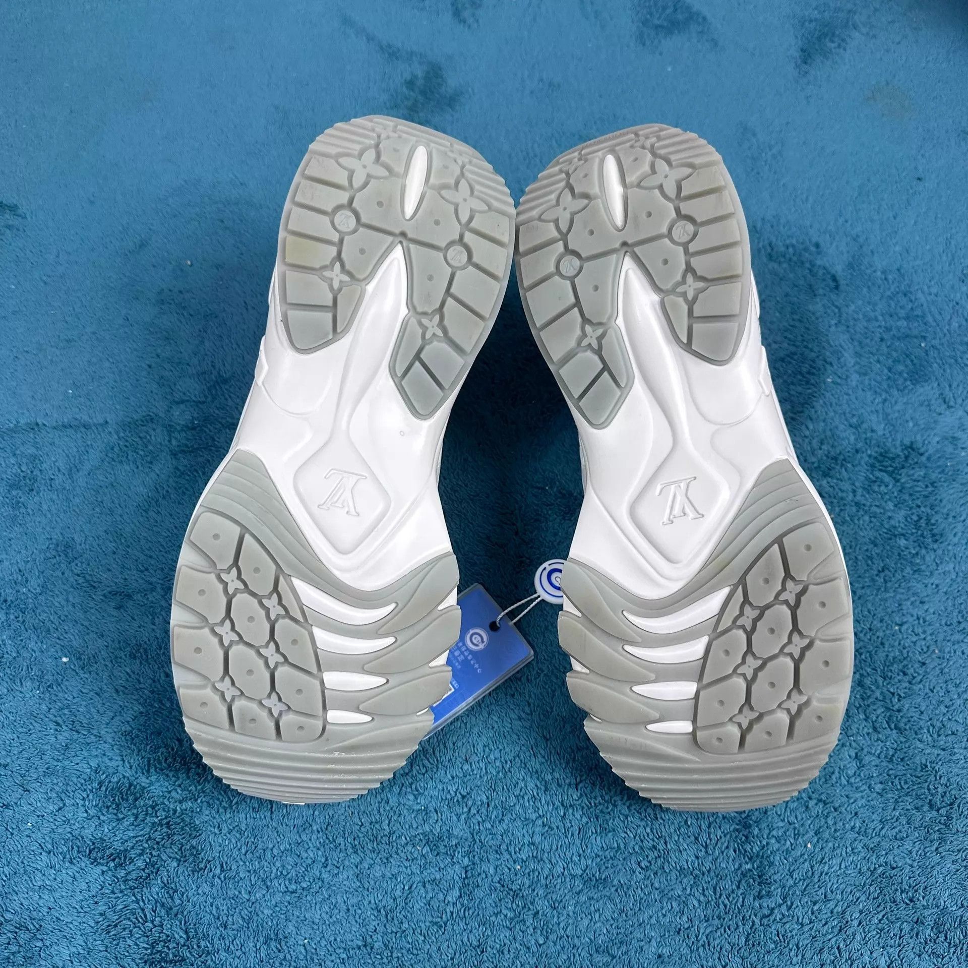 Louis Vuitton LV Run55 Low-Top Sneaker White 38.5 (NM) Size US 8 / IT 38 - 5 Thumbnail