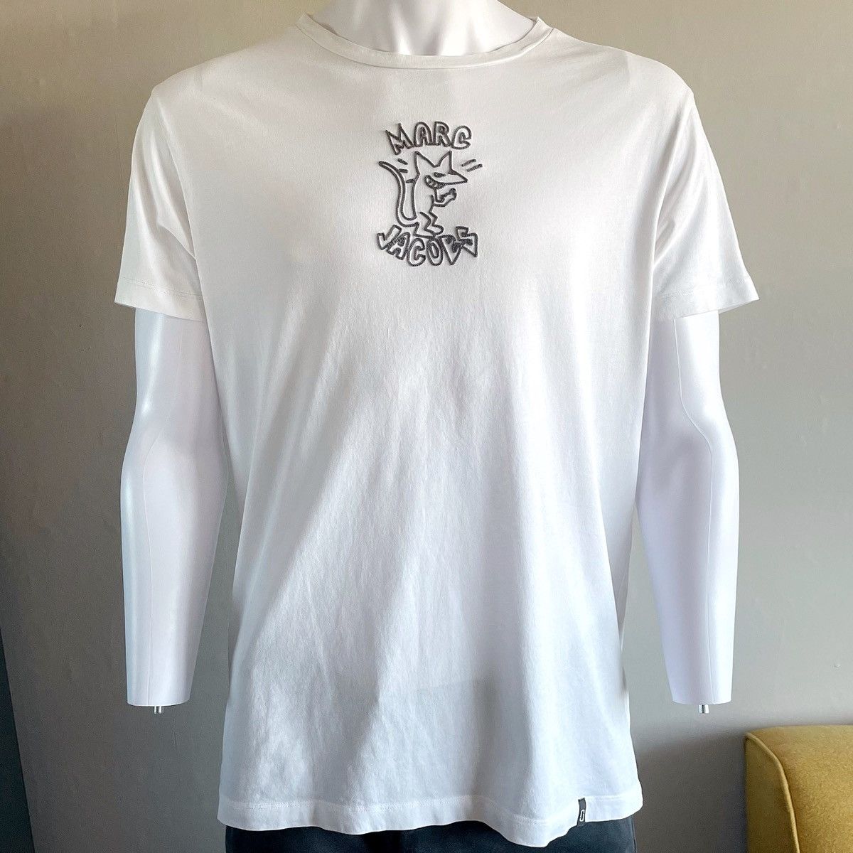Marc Jacobs Marc Jacobs Embroidered Rat Spellout T Shirt Size US XXL / EU 58 / 5 - 1 Thumbnail