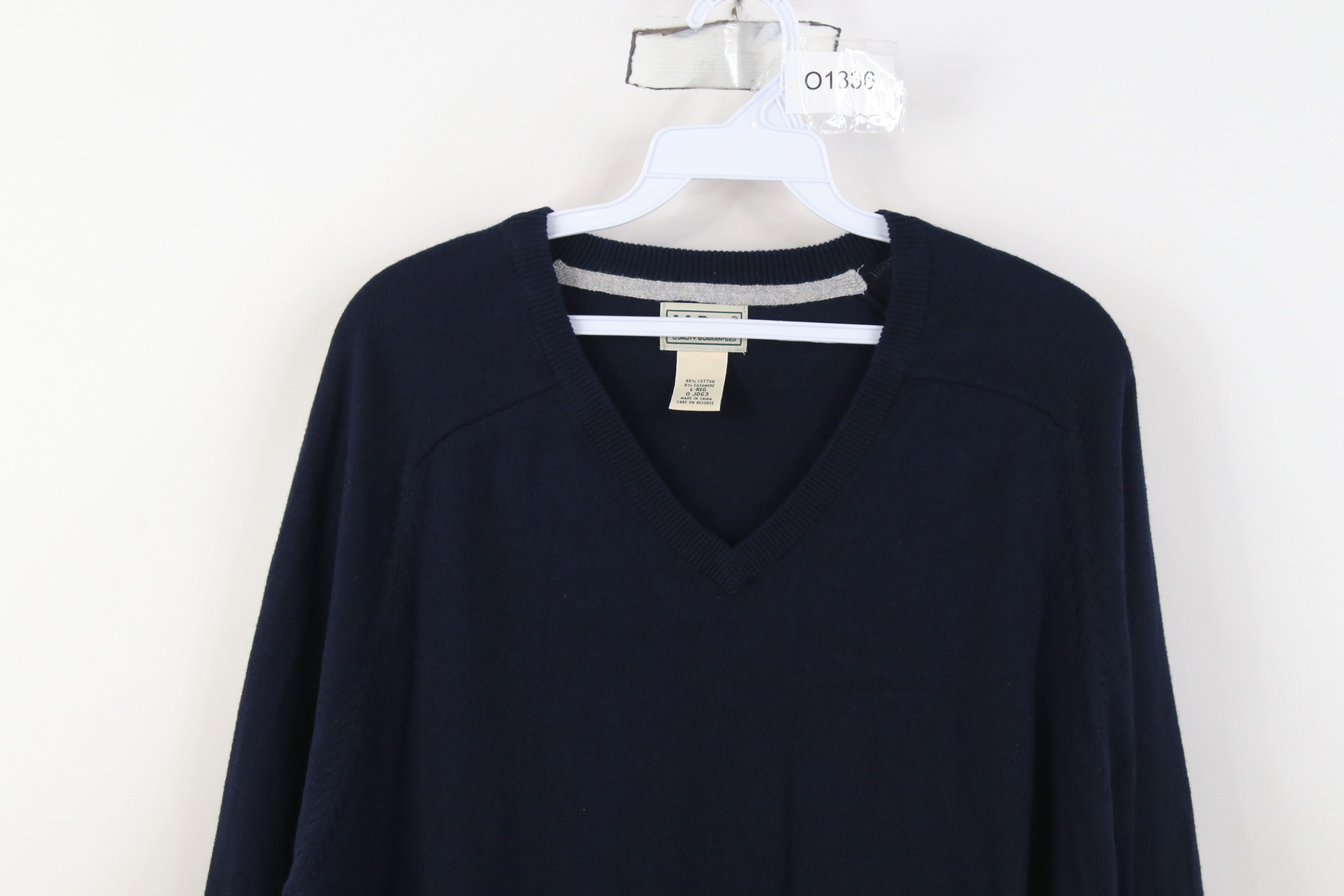 L.L. Bean Vintage LL Bean Cashmere Knit V-Neck Sweater Navy Blue Size US L / EU 52-54 / 3 - 2 Thumbnail