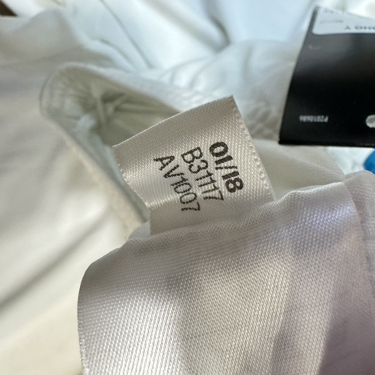Other (Youth size)Real Madrid 17/18 home short (Bnwt) Size US 26 / EU 42 - 8 Thumbnail
