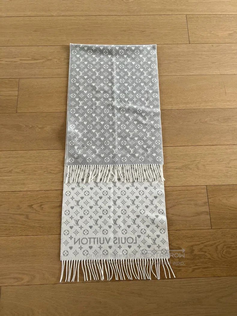 Louis Vuitton Louis Vuitton Grey two-tone cashmere fringe scarf Size ONE SIZE - 1 Thumbnail