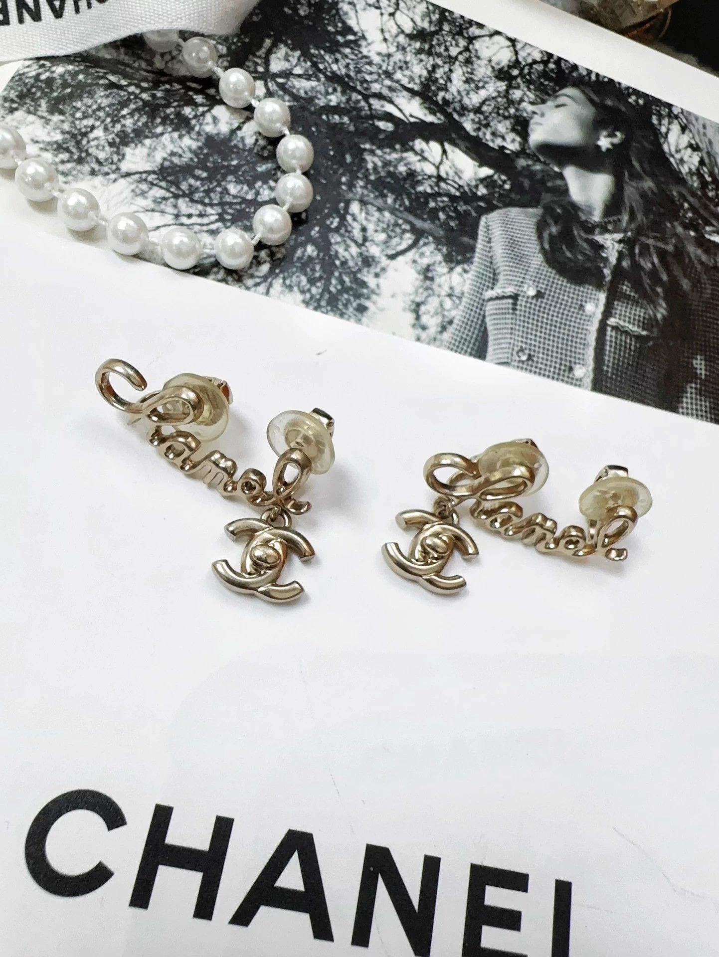 Chanel Chanel 21P Light Gold Coco Logo Ear Clips Mint Size ONE SIZE - 1 Thumbnail