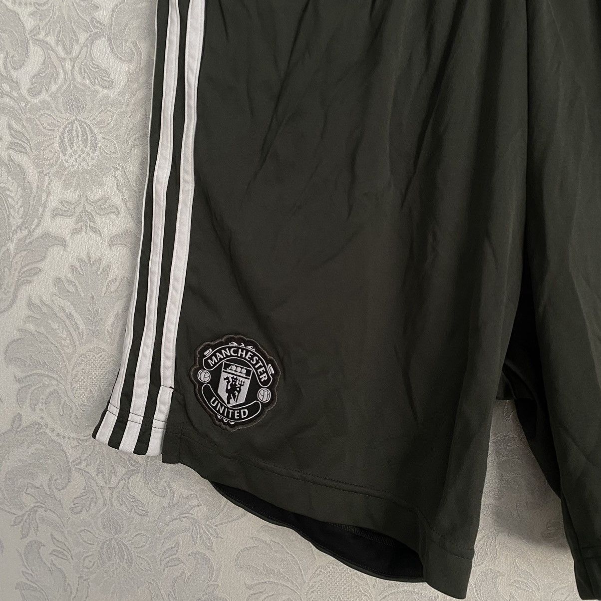 Vintage Adidas Manchester United 20/21 Shorts Away Size US 34 / EU 50 - 3 Thumbnail