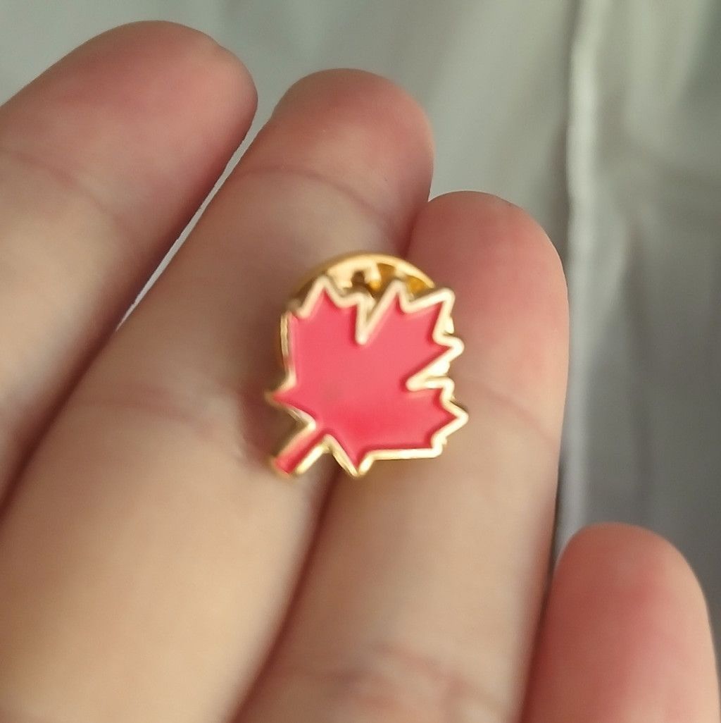 The Unbranded Brand Made in Canada 🇨🇦 Canadian Pin Gold and Red Maple Leaf Pin Size ONE SIZE - 1 Thumbnail