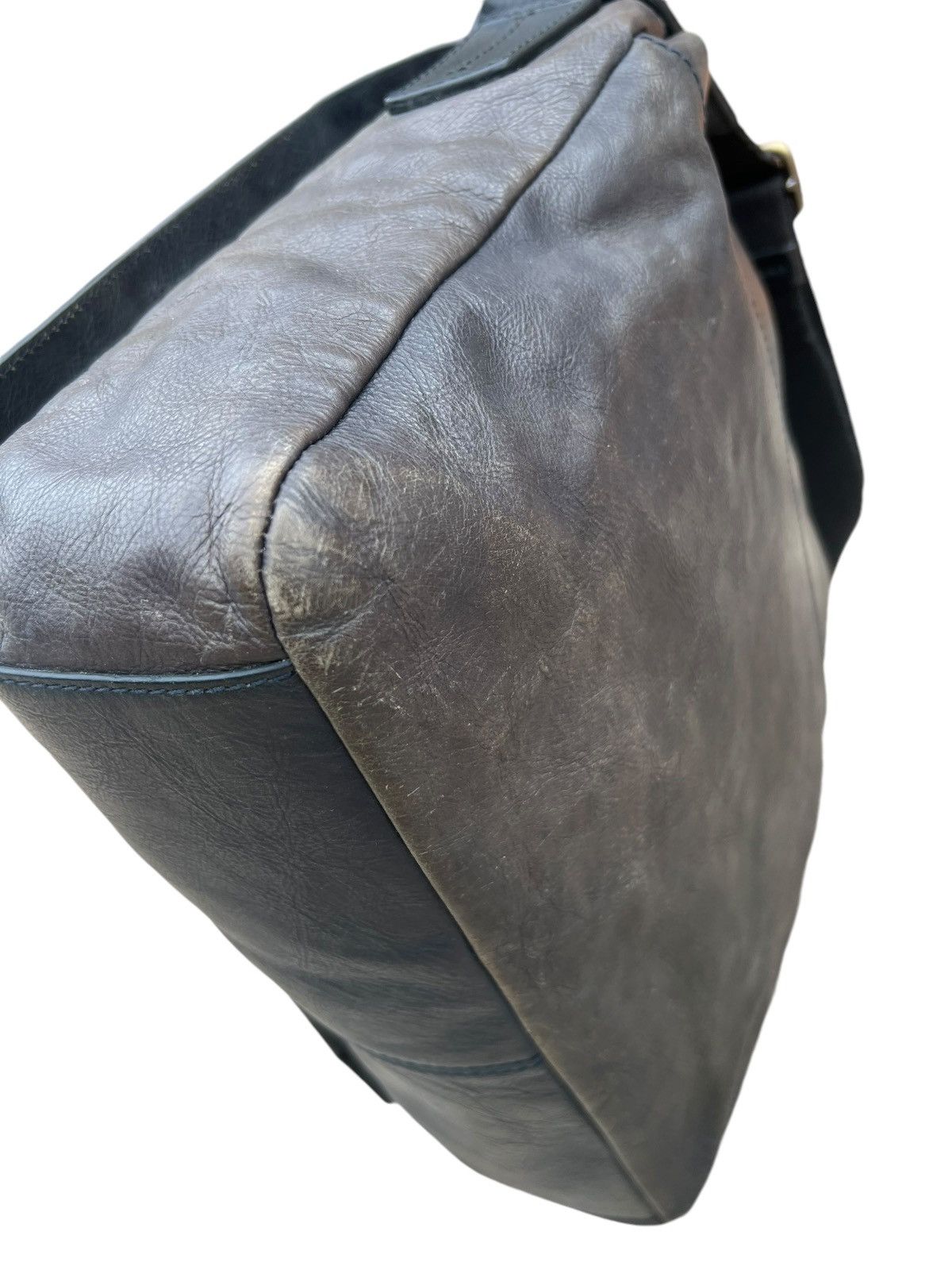 Hugo Boss × Leather Hugo Boss Fade Patina Leather Heavy Messenger Bag Size ONE SIZE - 16 Thumbnail