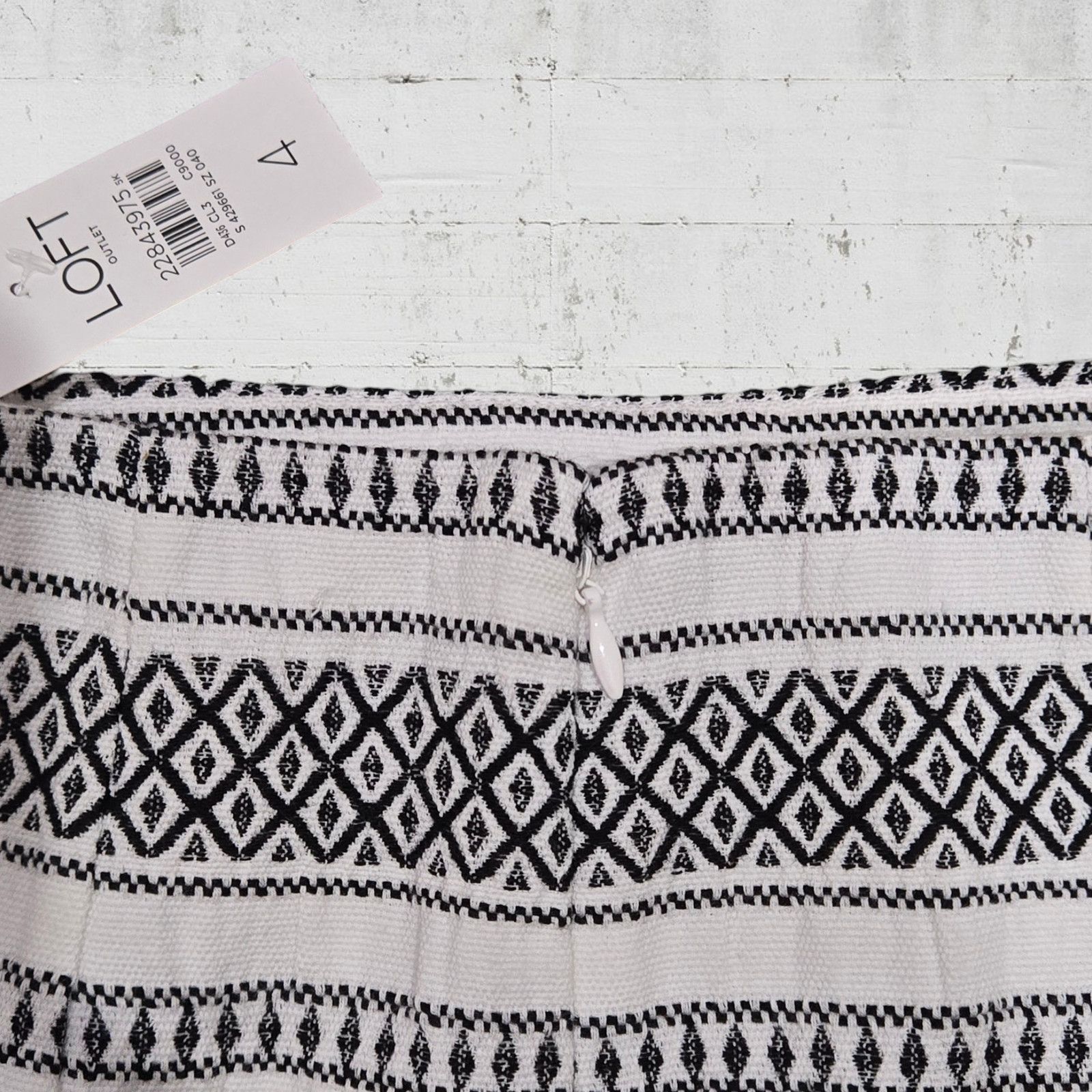 Loft LOFT White Black Aztec Bodycon Skirt Size 4 Size 27" / US 4 / IT 40 - 7 Thumbnail