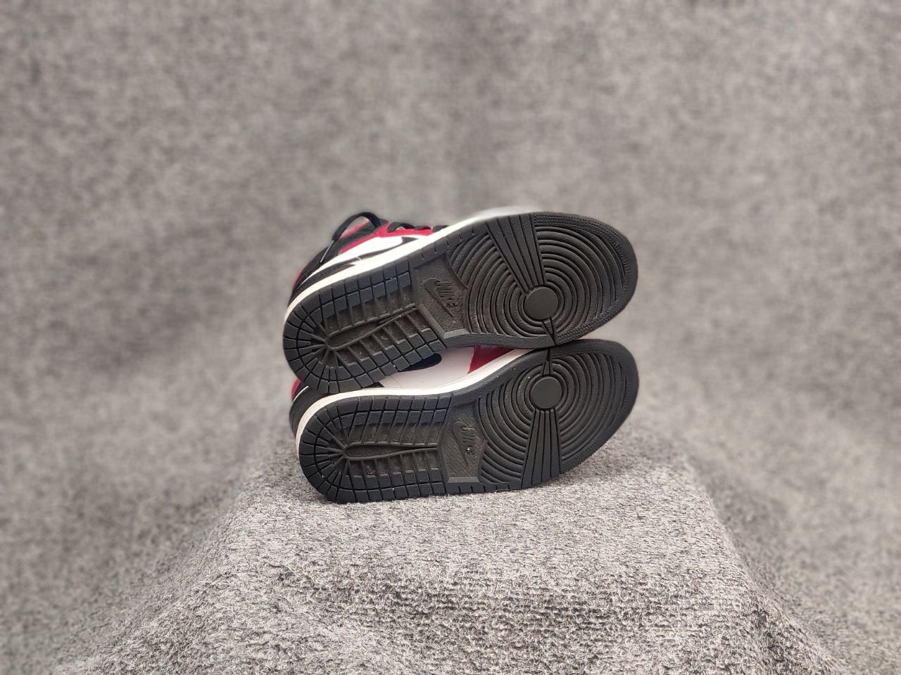 Nike Nike Air Jordan 1 Retro High OG Satin Red Leather sneaker Size US 6 / IT 36 - 14 Thumbnail
