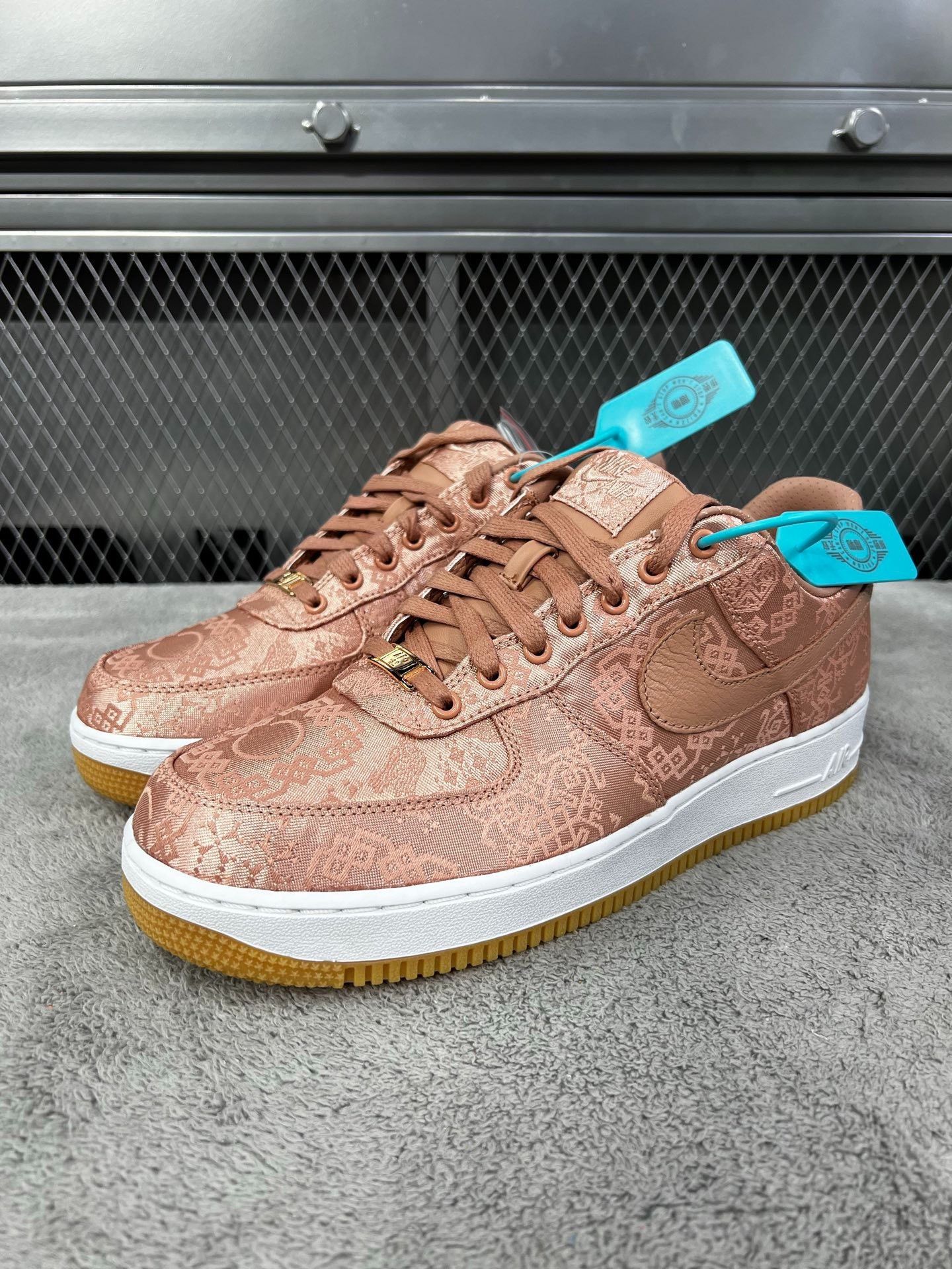 Nike Nike Gold Lowtop Sneakers 40 Men Size US 7.5 / EU 40-41 - 1 Thumbnail