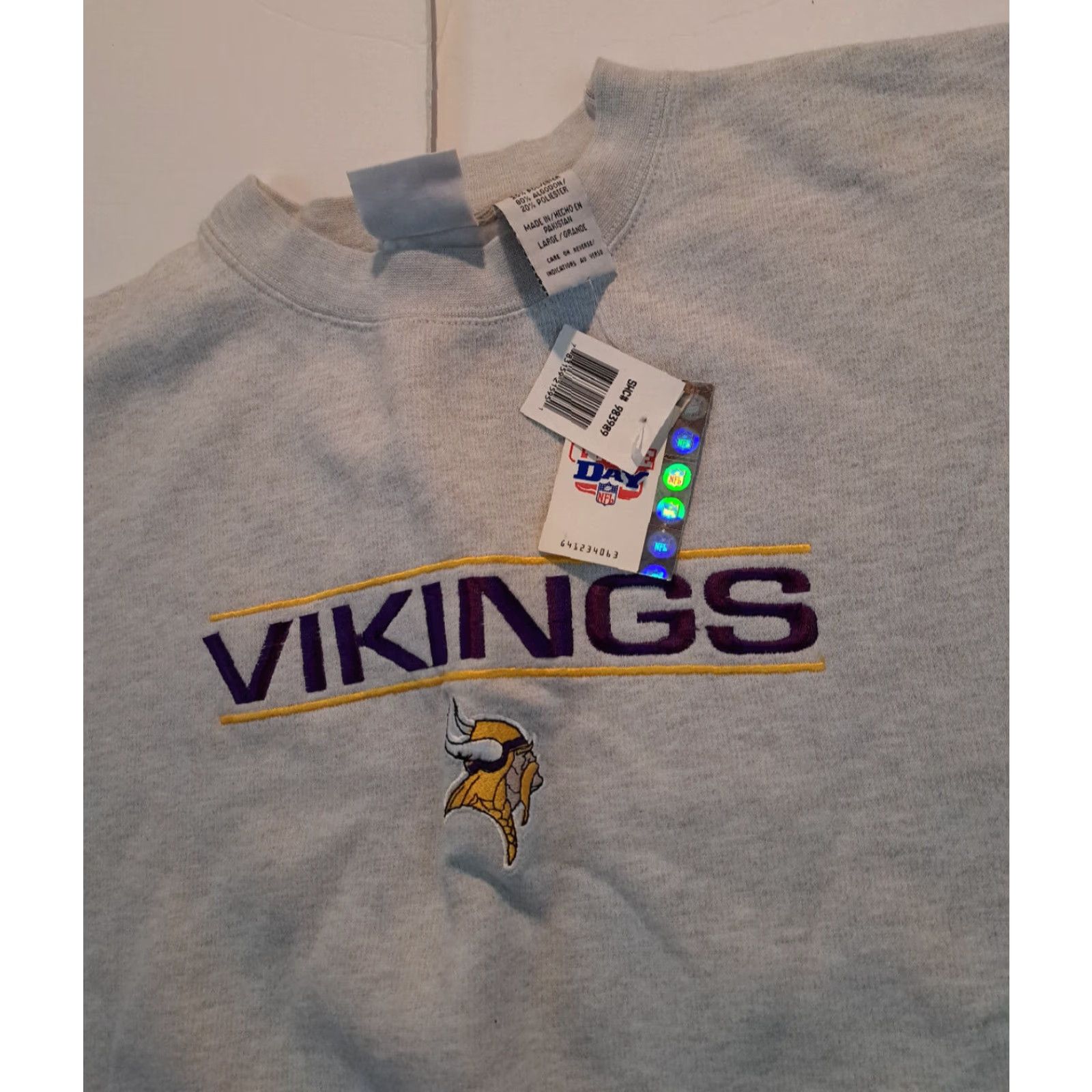 NFL VINTAGE Vikings Sweatshirt NFL active Embroidered Crew Neck Pullover Size L Gray Men USA 1999 NWT Size US L / EU 52-54 / 3 - 7 Thumbnail