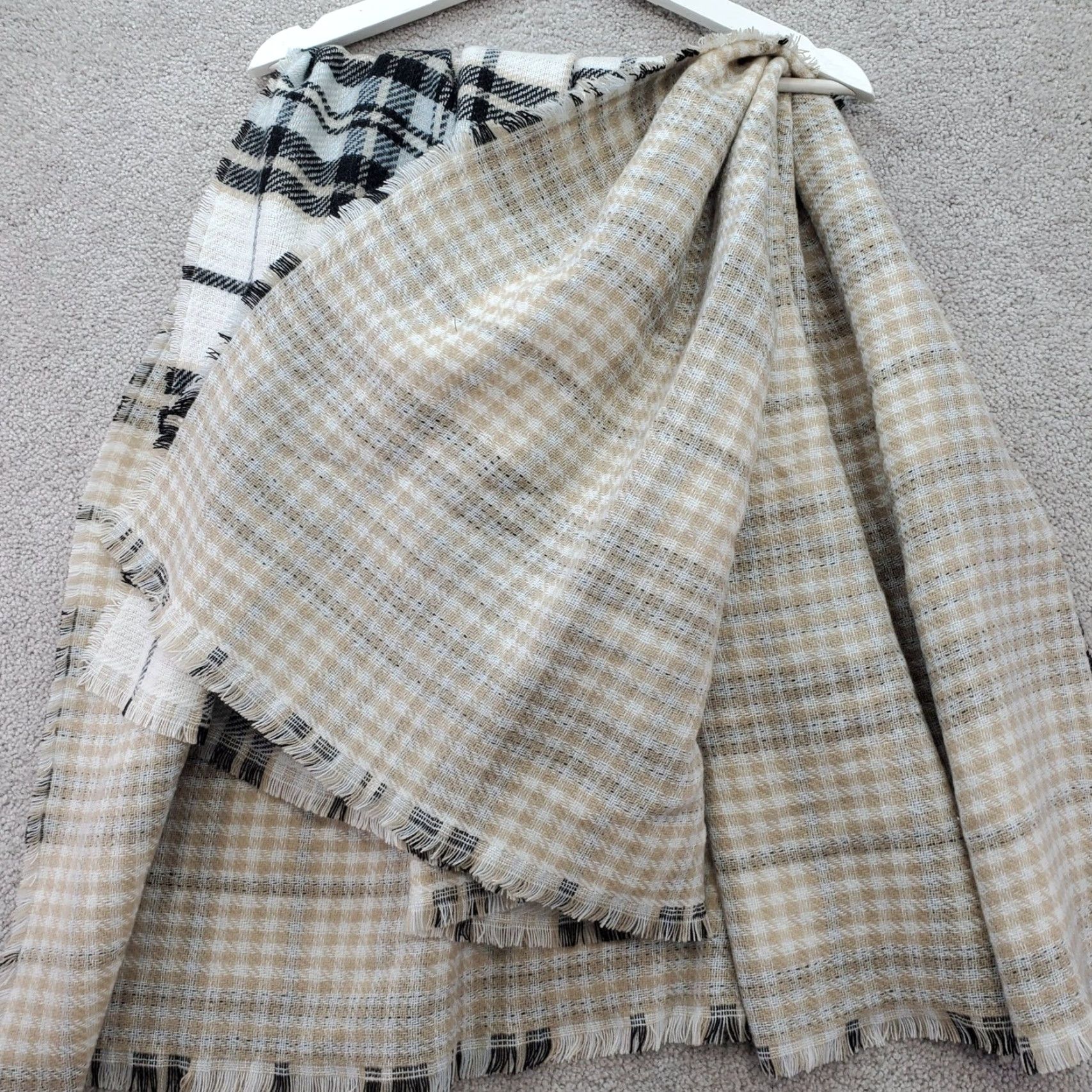 Apt. 9 Apt. 9 Neutral Plaid Reversible Blanket Scarf Beige Black WAP94SC09 NWT O/S Size ONE SIZE - 2 Thumbnail