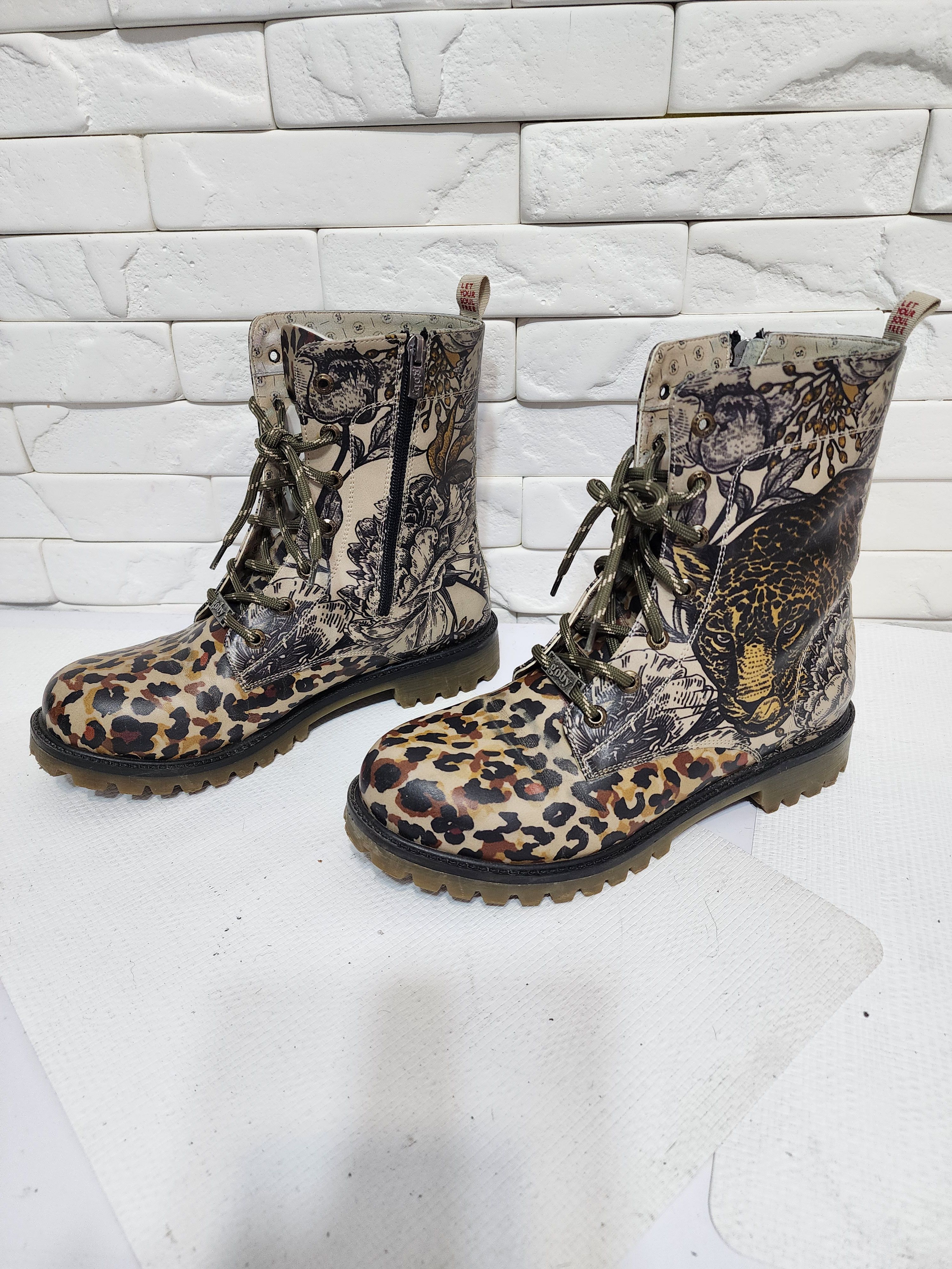 Uniqlo Bruwn Faux Leather Boots: Women's Style Shoes, Size US 10 / IT 40 - 1 Thumbnail