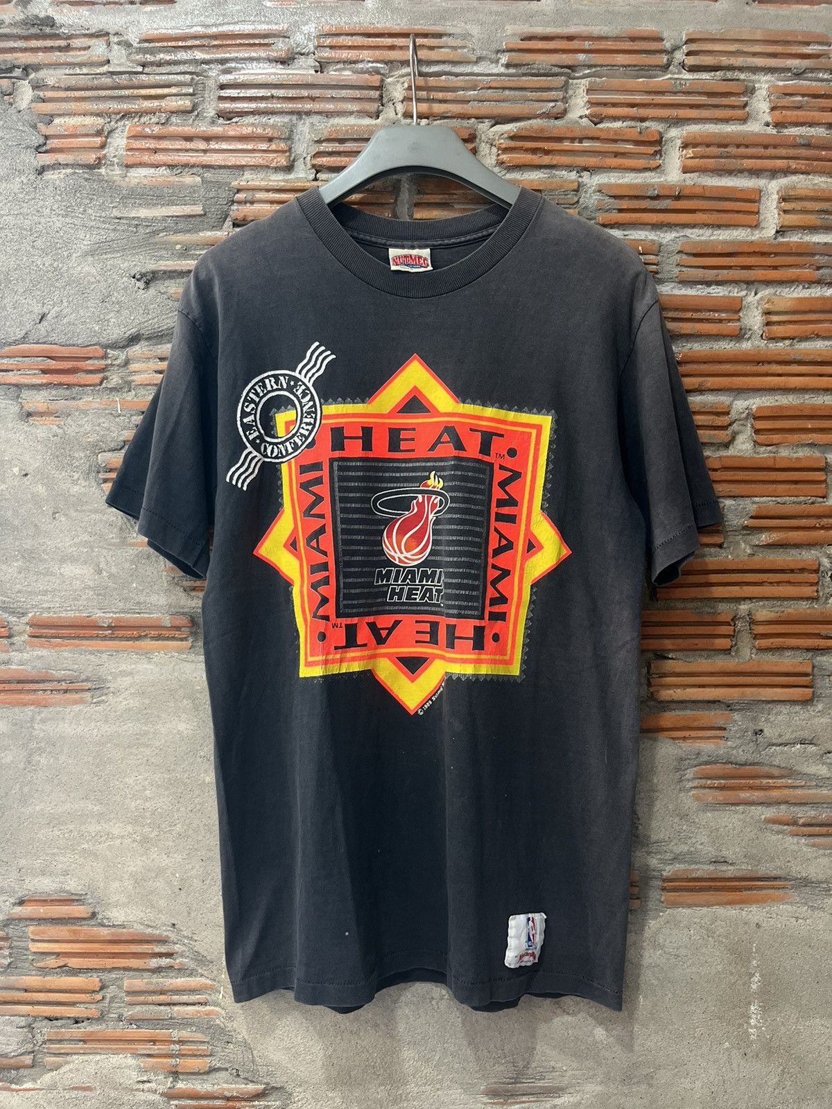 NBA Vibtage MIAMI HEAT 1989 Nutmeg Mille NBA Team Logo Tshirt Size US L / EU 52-54 / 3 - 2 Thumbnail