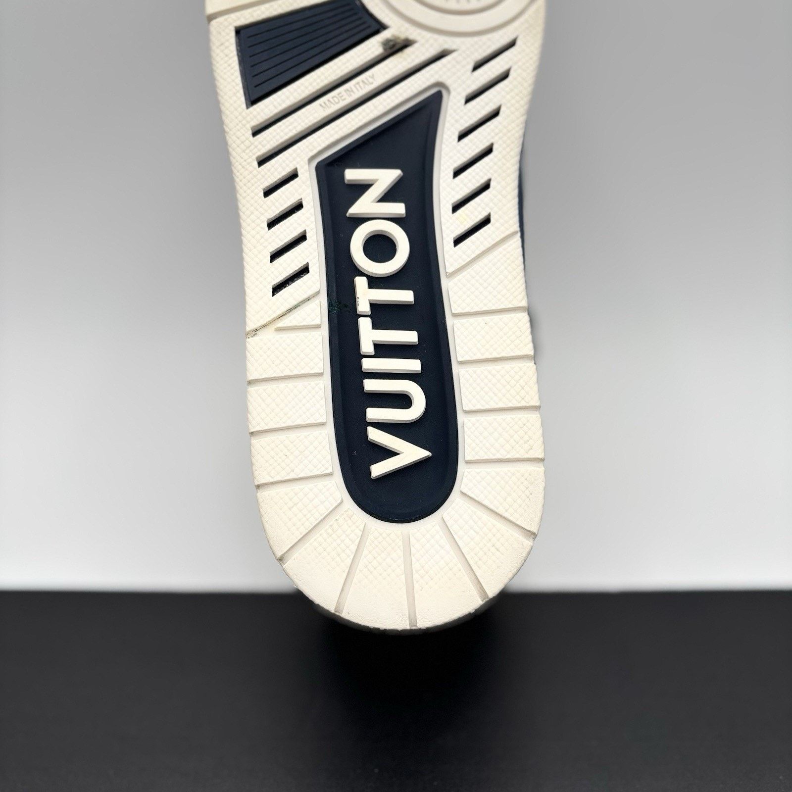 Louis Vuitton (7-7.5 US) Louis Vuitton Trainer ' White Navy '| GREAT COND! Size US 7.5 / EU 40-41 - 9 Thumbnail