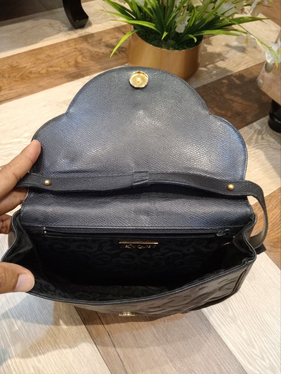 Yves Saint Laurent YVES SAINT LAURENT BLACK LEATHER ARABESQUE SHOULDER BAG Size ONE SIZE - 16 Thumbnail