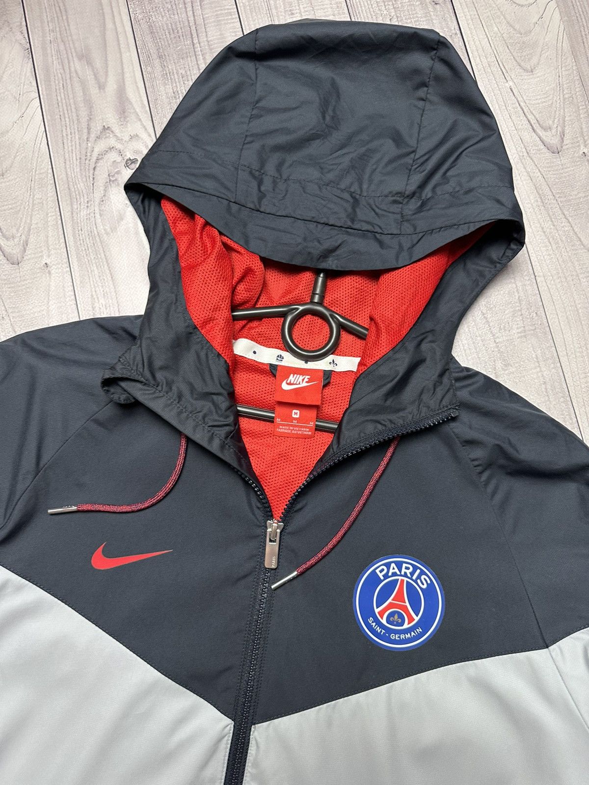 Vintage Vintage Nike PSG soccer jacket Windrunner size M Size US M / EU 48-50 / 2 - 3 Thumbnail
