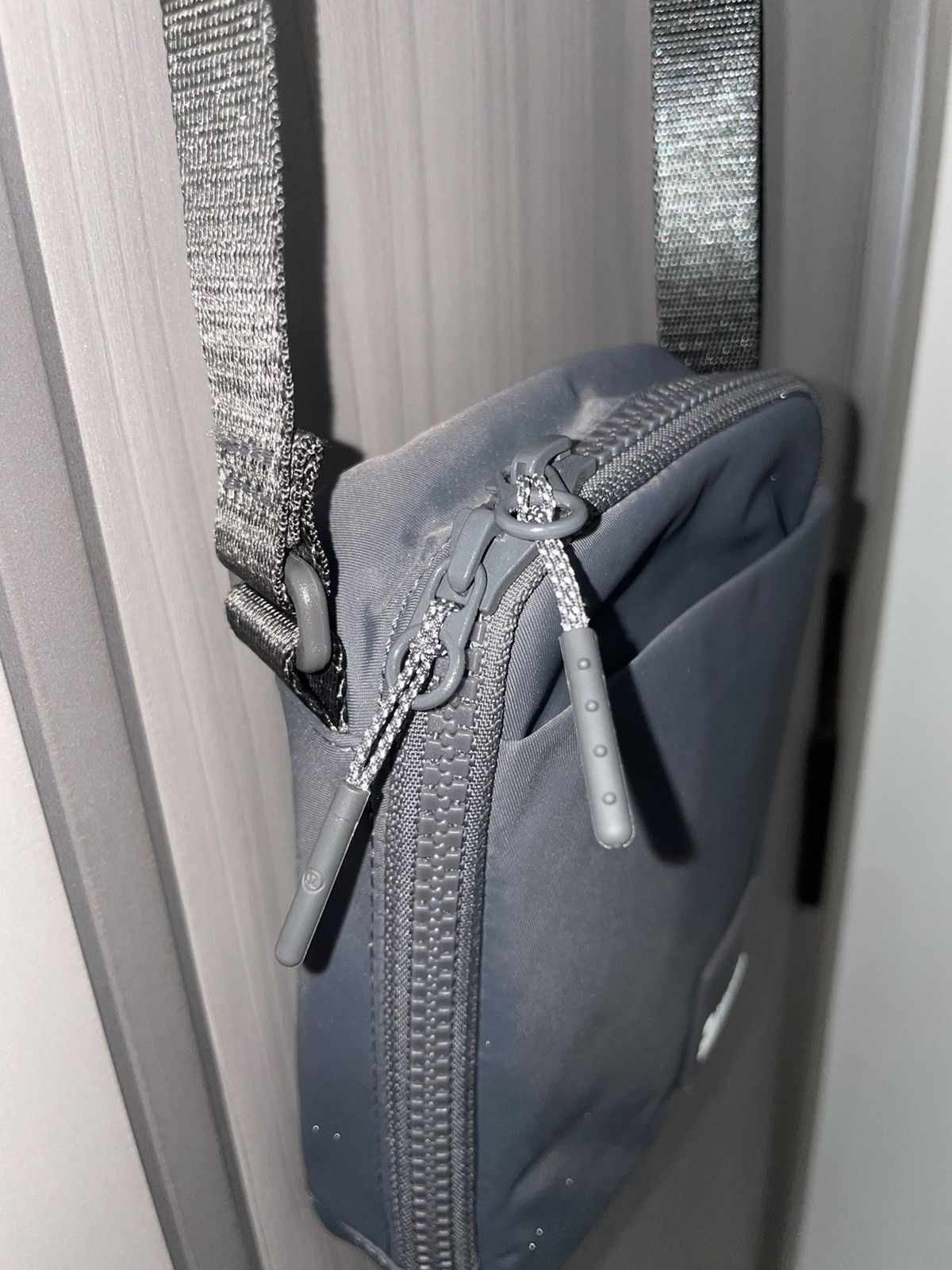 Lululemon Lululemon Easy Access Crossbody Bag 1.5L in Grey Size ONE SIZE - 2 Thumbnail