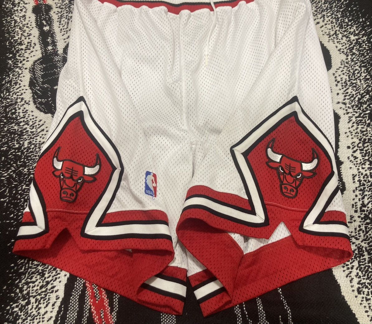 NBA × Nike × Vintage Vintage 90s || Chicago Bulls || Authentic NBA Shorts || Nike Size US 36 / EU 52 - 4 Thumbnail