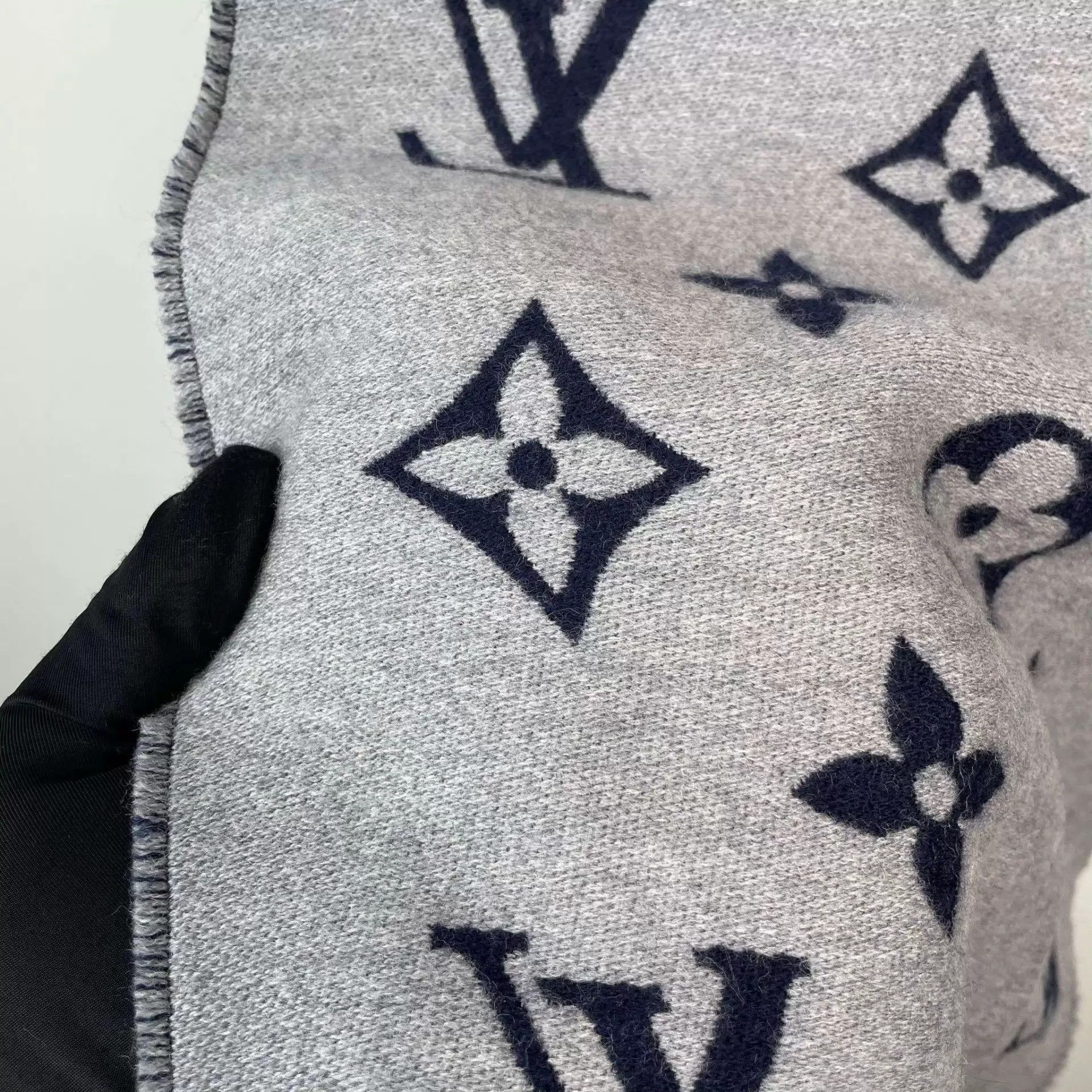 Louis Vuitton LV 98 New Blue Gray Colorblock Scarf Size ONE SIZE - 9 Thumbnail