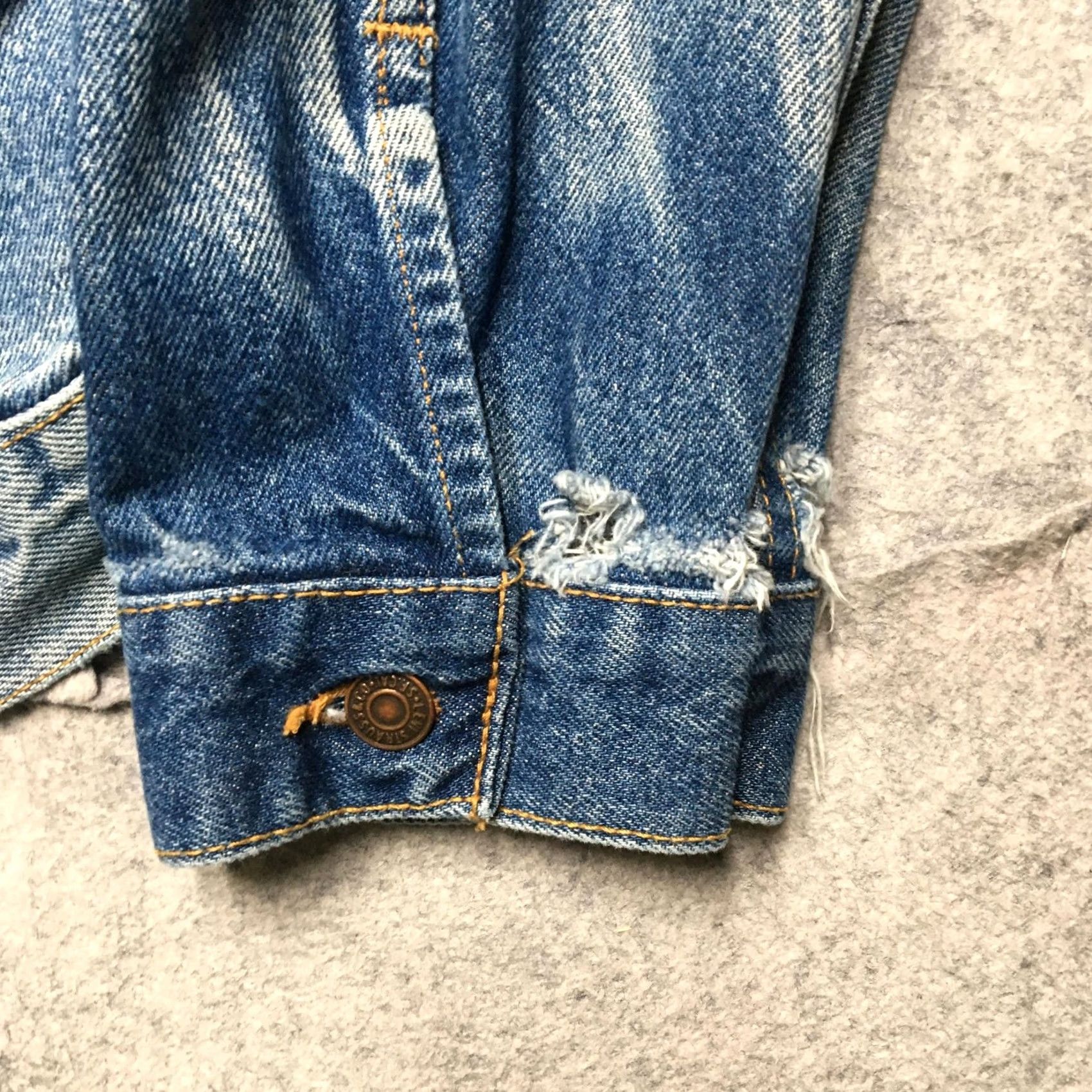 Levi's VINTAGE Levi's Jacket Mens XL Blue Denim Trucker Kona Hawaii Patch Distressed 90s Harley Biker Vintage Panama City Hawaii Patch Crew? Size US XL / EU 56 / 4 - 2 Thumbnail