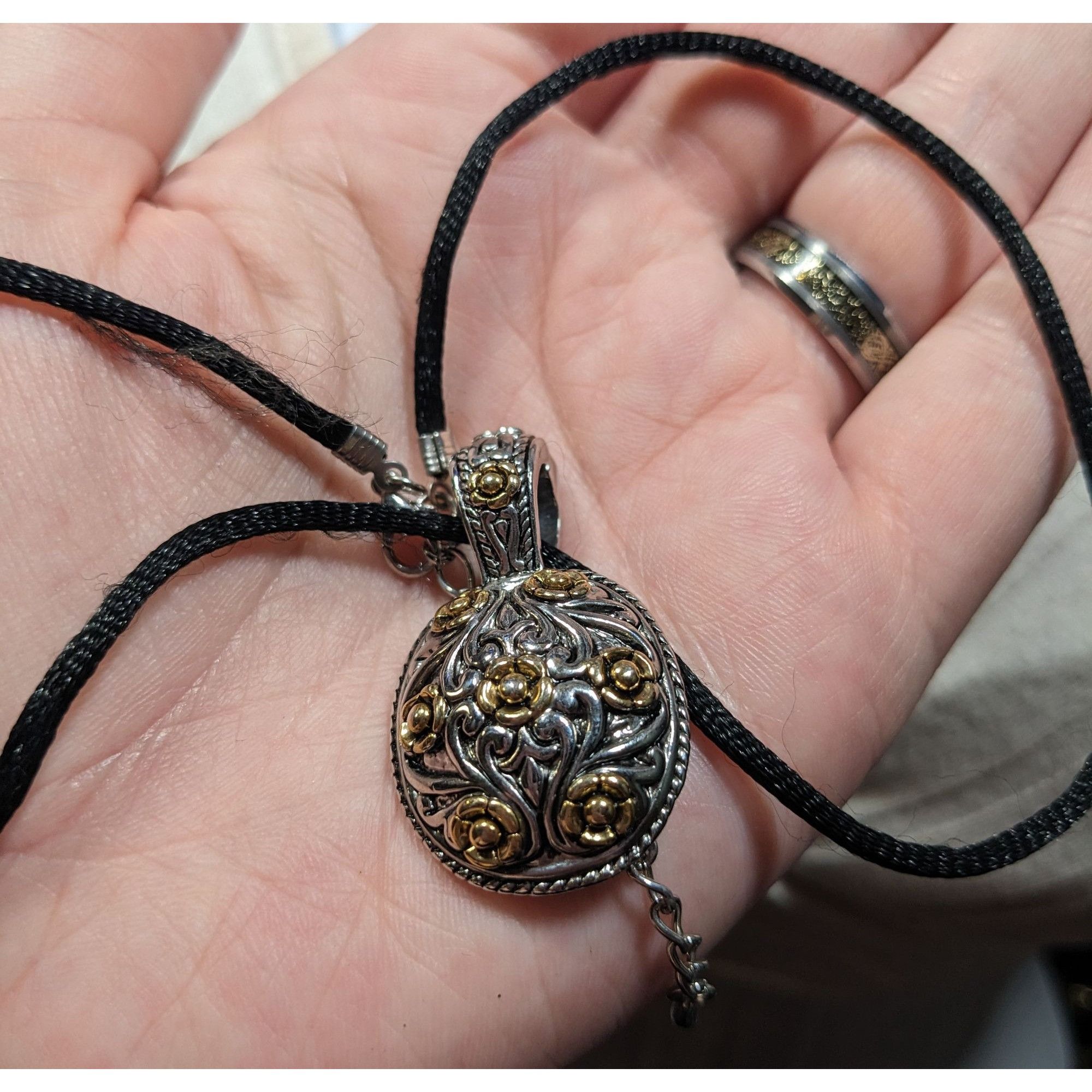 Other Elegant Fantasy Silver And Gold Tone Floral Pendant Necklace Size ONE SIZE - 6 Thumbnail