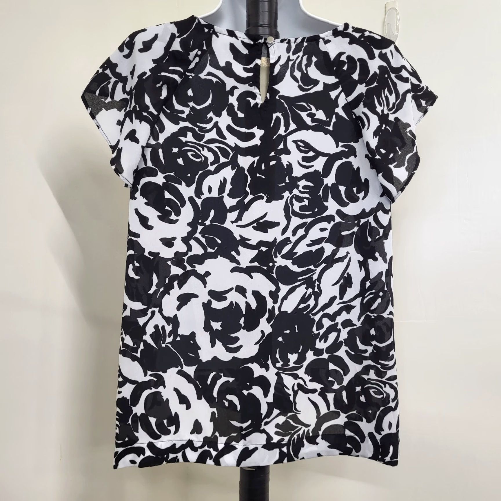 Liz Claiborne Liz Claiborne Petite Blouse Womens Size PL Black White Short Sleeve Ruffle Front Size L / US 10 / IT 46 - 4 Thumbnail