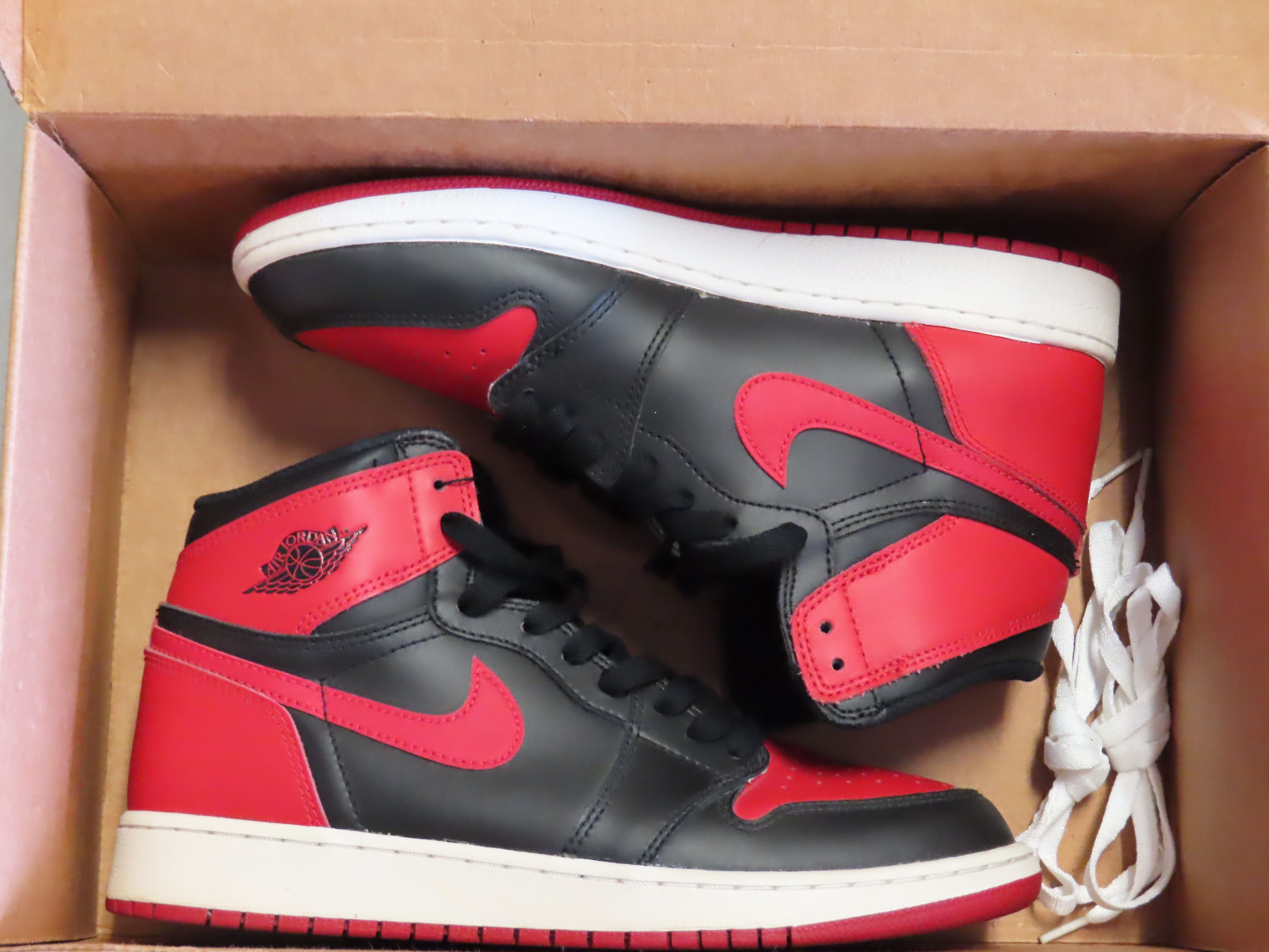 Jordan Brand Jordan 1 Retro Bred Banned (2016) (Grade-School) Size US 7 / EU 40 - 3 Thumbnail