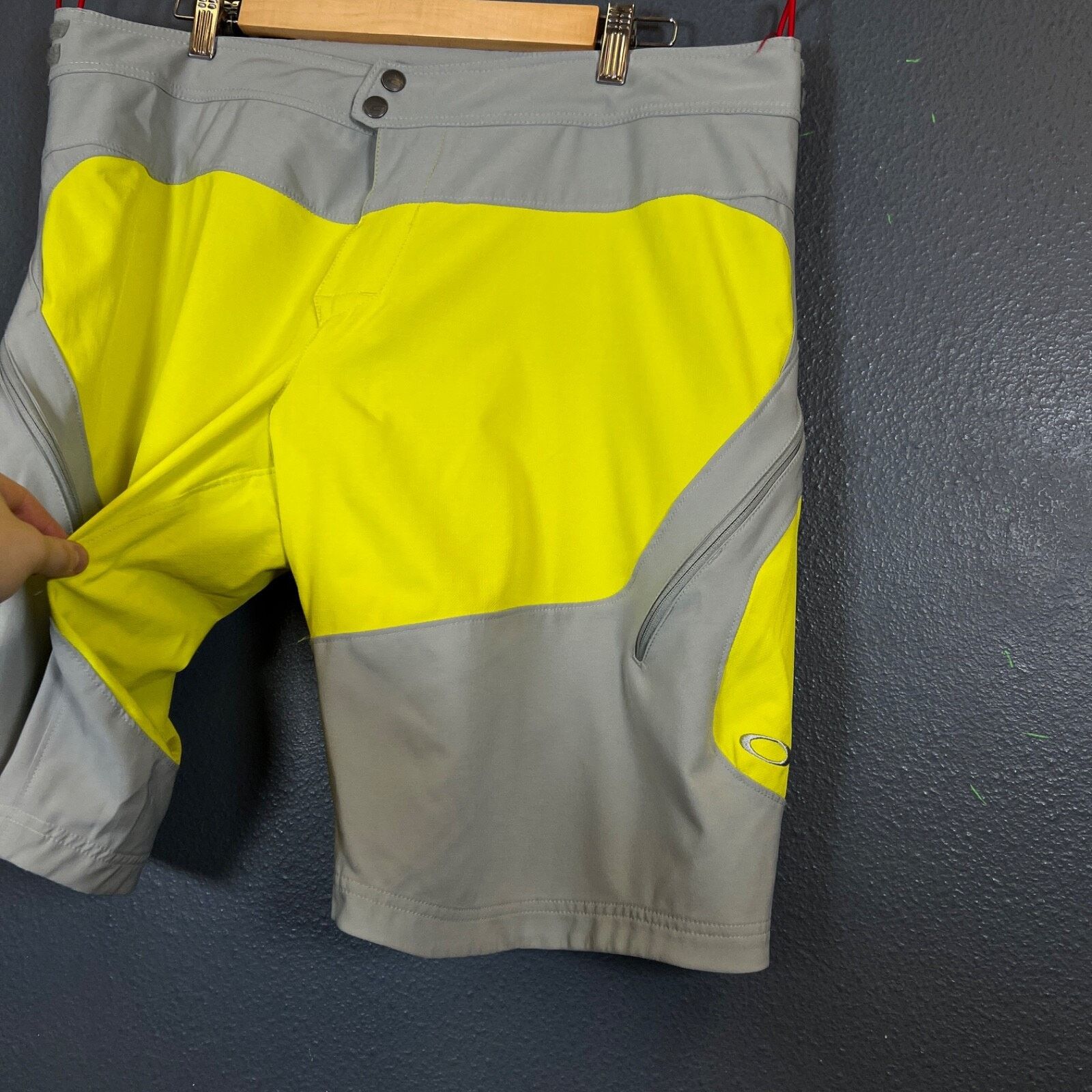 Oakley Oakley 38 men’s Ventilated MTB Shorts gray/lemon outdoor Size US 38 / EU 54 - 2 Thumbnail