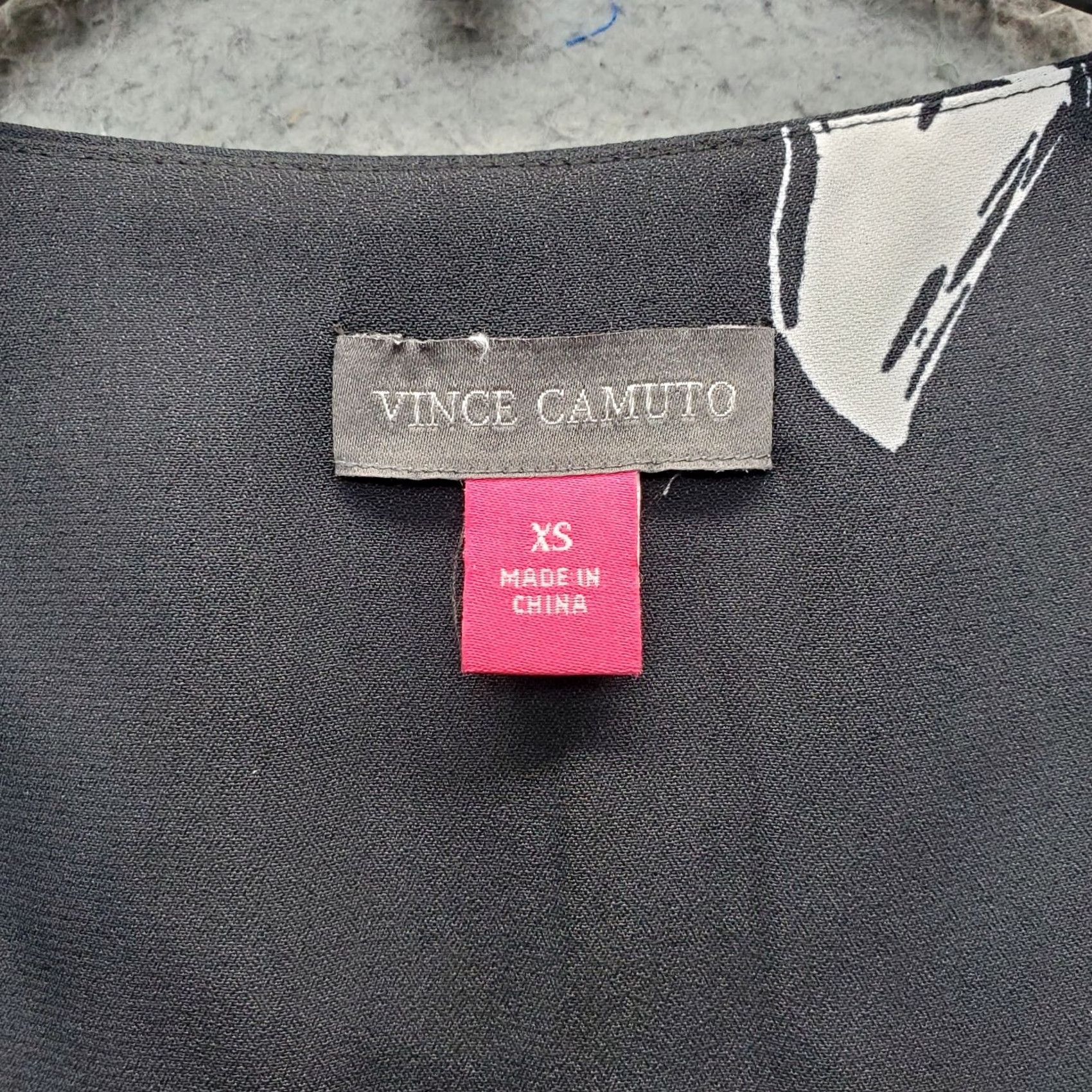 Vince Camuto Vince Camuto Blouse Womens XS Multi Floral Flutter Sleeve V-Neck Shirt Size XS / US 0-2 / IT 36-38 - 5 Thumbnail