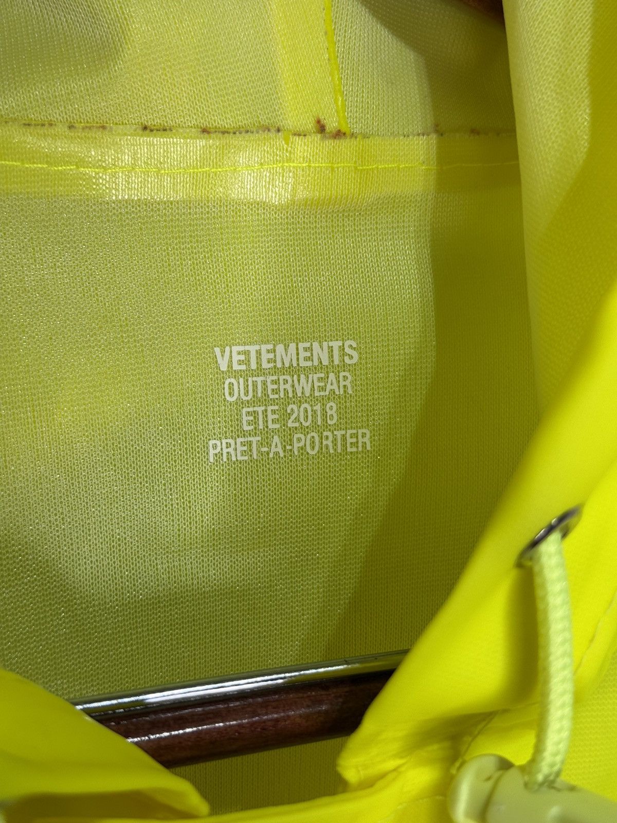 Vetements Vetements SS18 Logo Raincoat Size US M / EU 48-50 / 2 - 6 Thumbnail