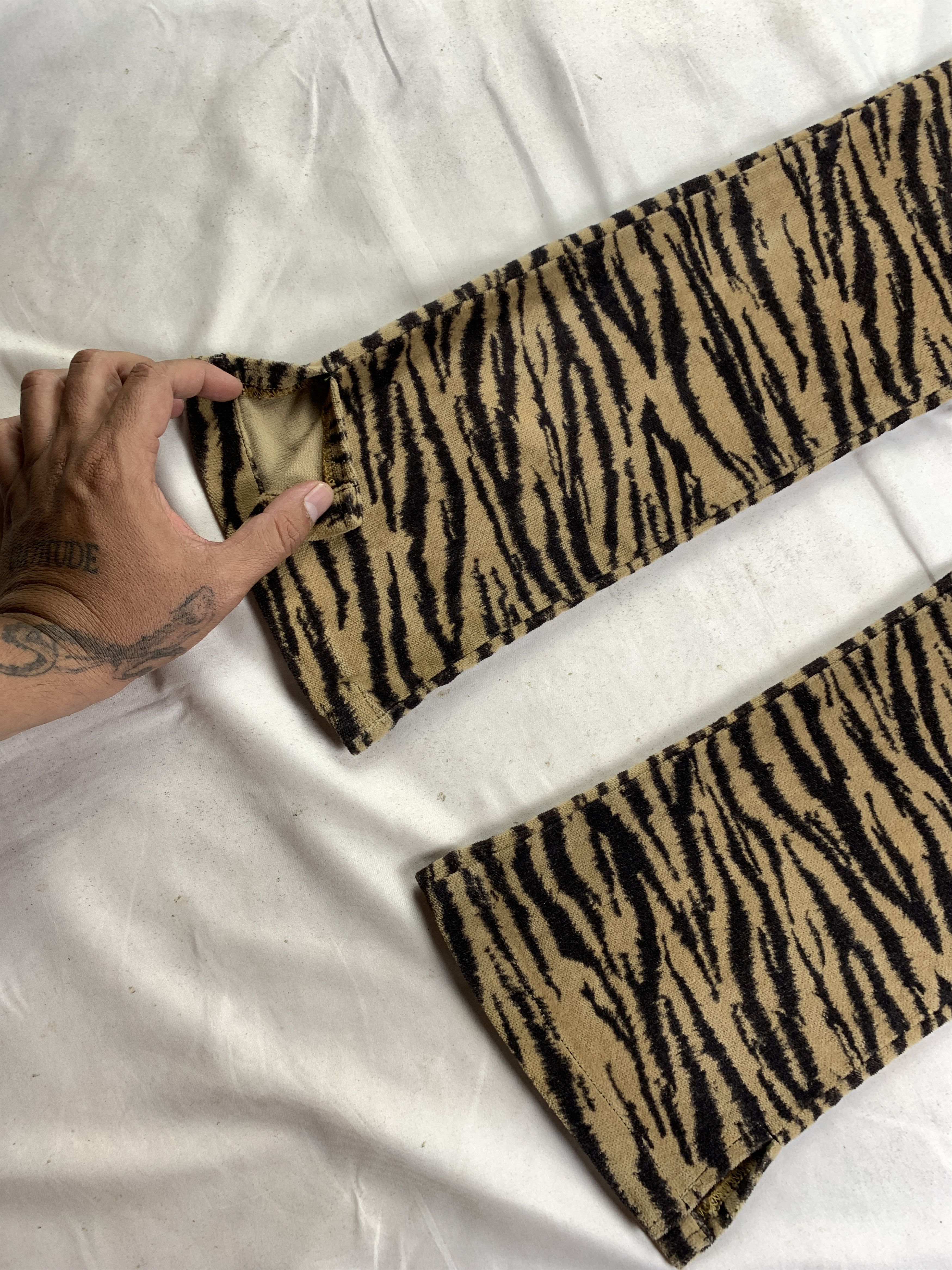 Japanese Brand Gozip Tiger Camo Bootcut Velvet Lowrise Pants (28) Size 28" / US 6 / IT 42 - 5 Thumbnail