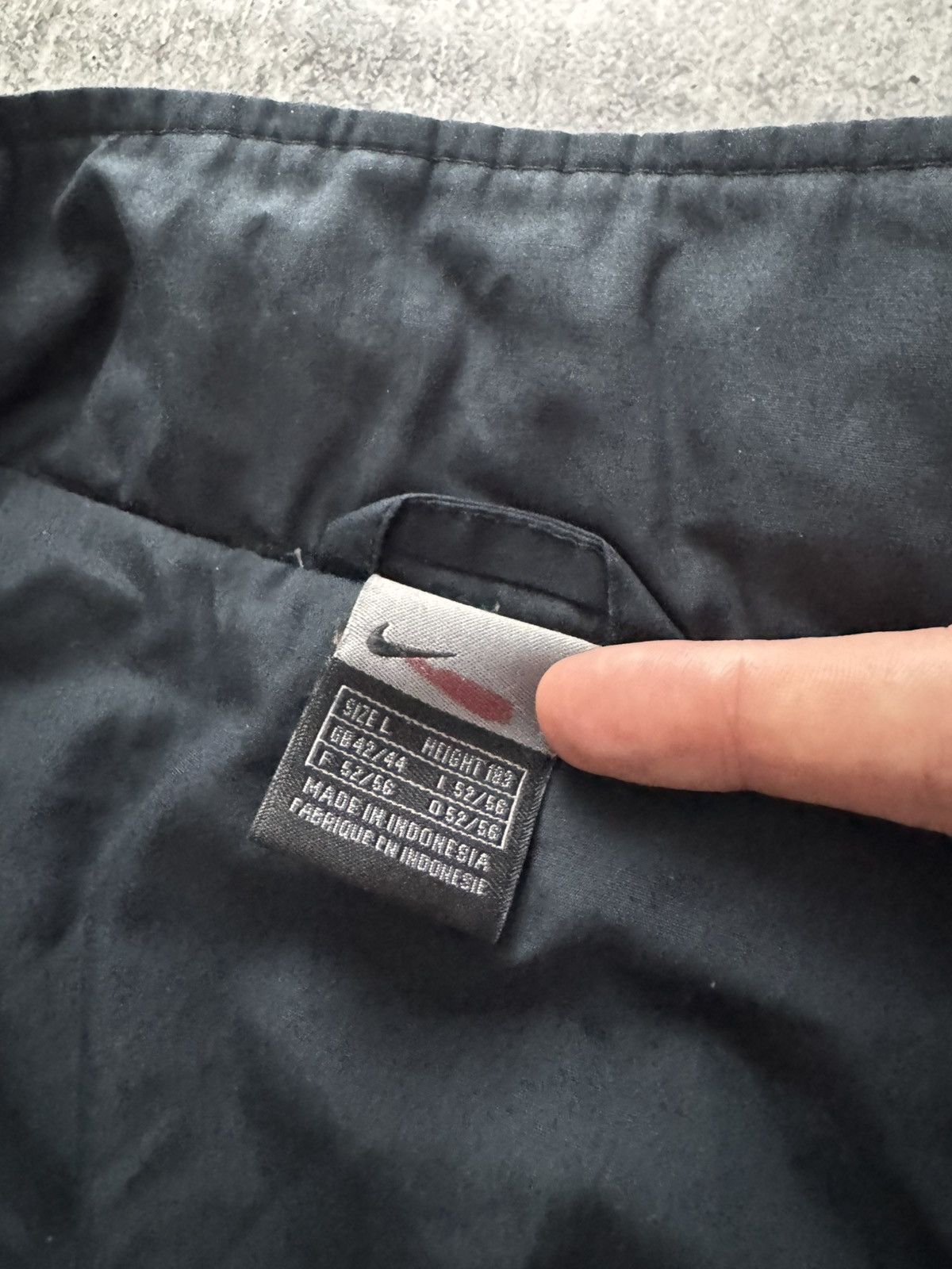 Nike Nike Vintage Nylon Jacket Swoosh Size L Luxury drill y2k Size US L / EU 52-54 / 3 - 8 Thumbnail