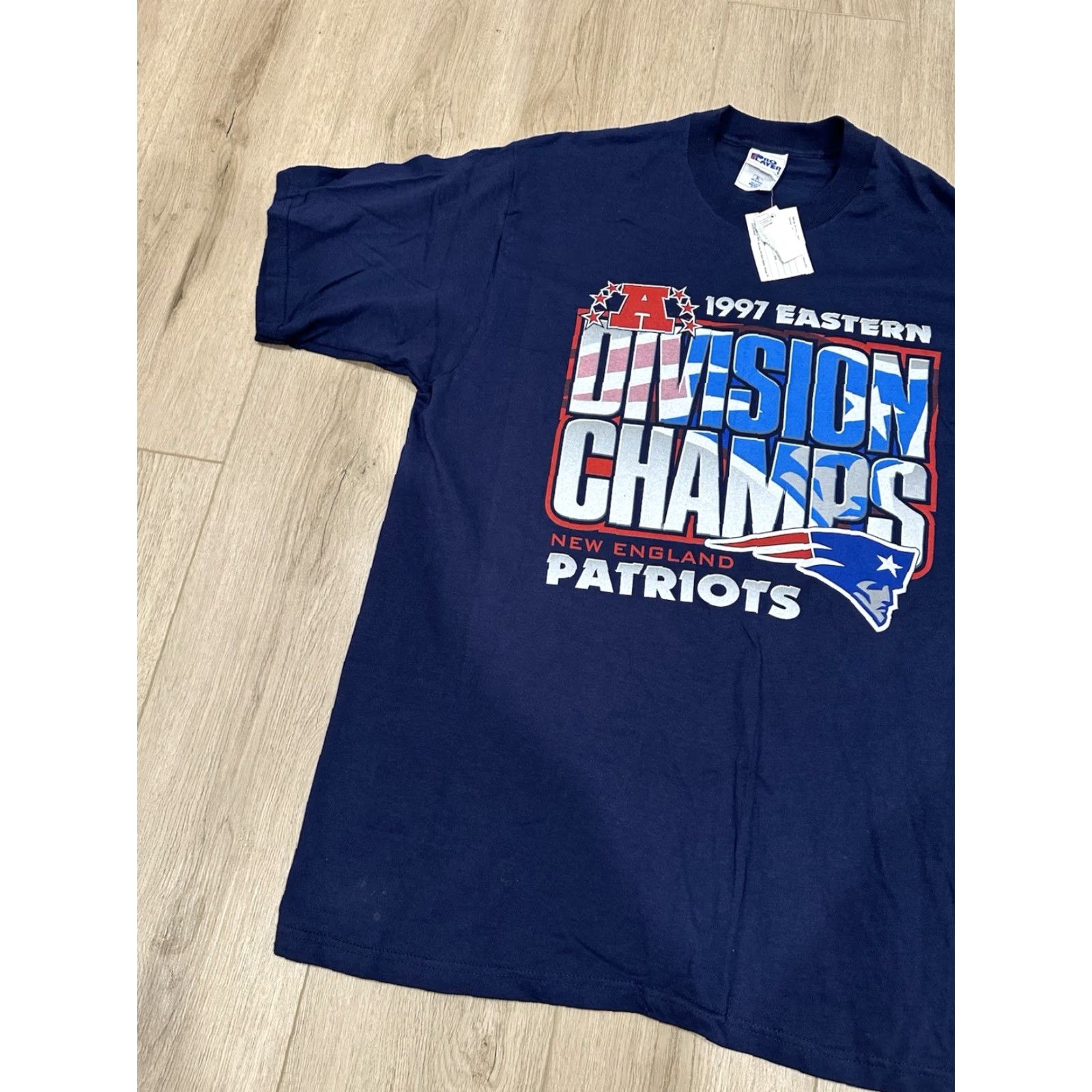 Pro Player VINTAGE 1997 Eastern Division Champions New England Patriots Graphic Shirt NWT XL Men's Blue Patriotic T-Shirt Pro Player Shirt Size US XL / EU 56 / 4 - 3 Thumbnail
