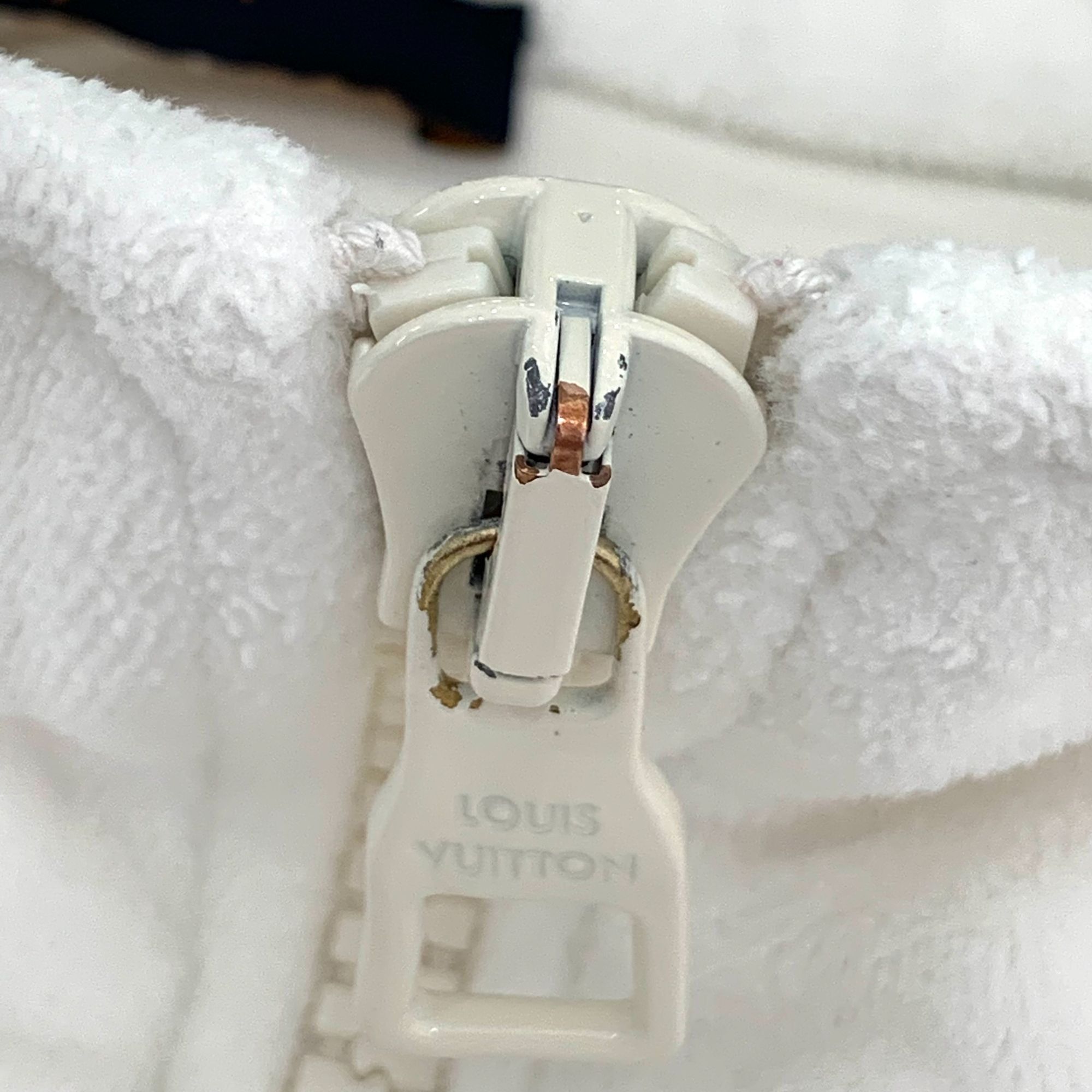 Louis Vuitton Louis Vuitton White Logo Embossed Half-Zip Cotton Sweatshirt Size US M / EU 48-50 / 2 - 3 Thumbnail