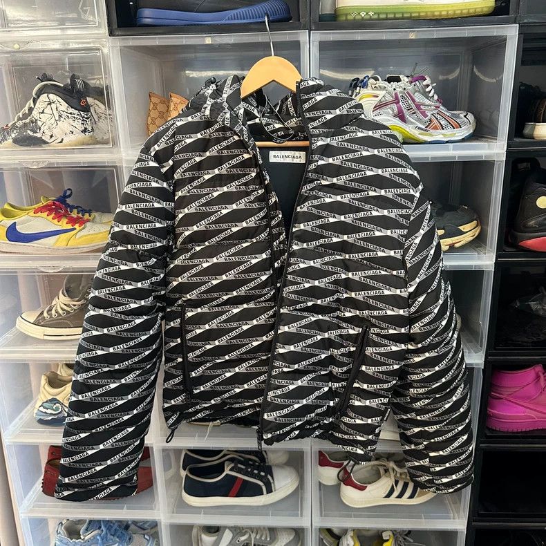 Balenciaga Balenciaga size 38 Puffer Jacket Full Print, Size 38 Runs Size S / US 4 / IT 40 - 1 Thumbnail