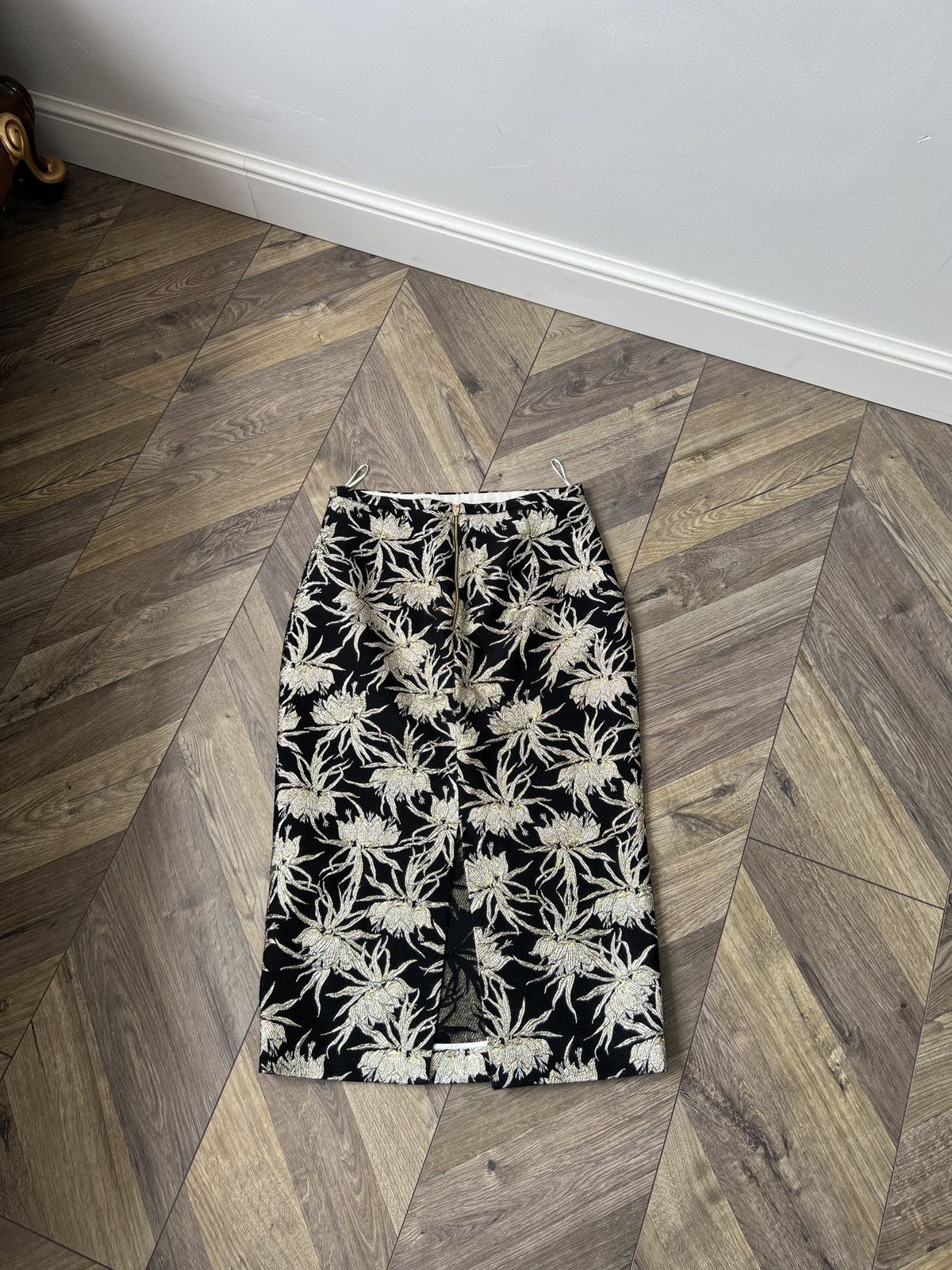 Designer × Rochas × Vintage Vintage Rochas Floral Embroidered Pencil Skirt – Black &Gold Size 28" / US 6 / IT 42 - 7 Thumbnail