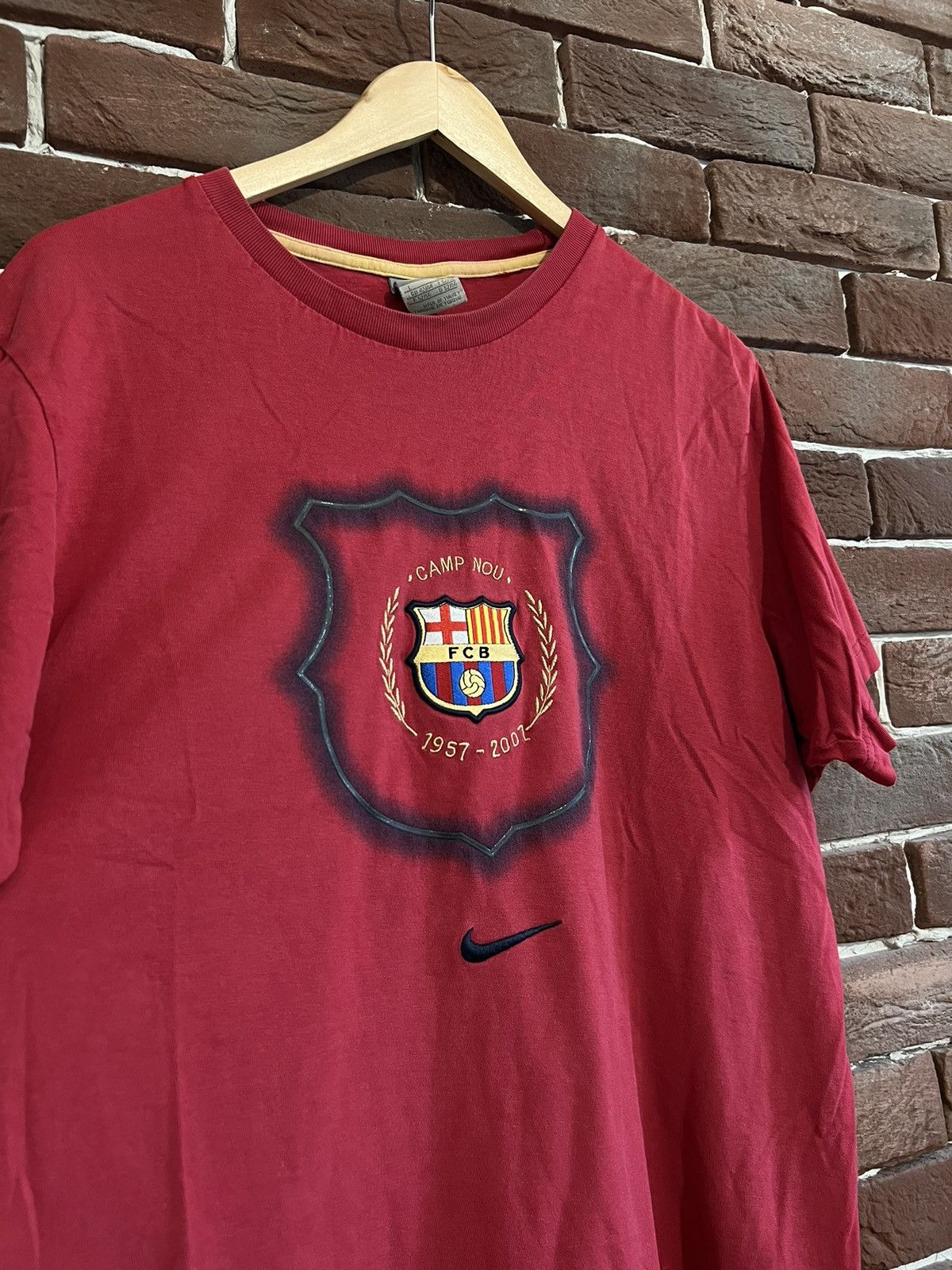 Nike Rare Vintage FC Barcelona 00s Red Messi Nike Swoosh Tshirt Size US L / EU 52-54 / 3 - 3 Thumbnail